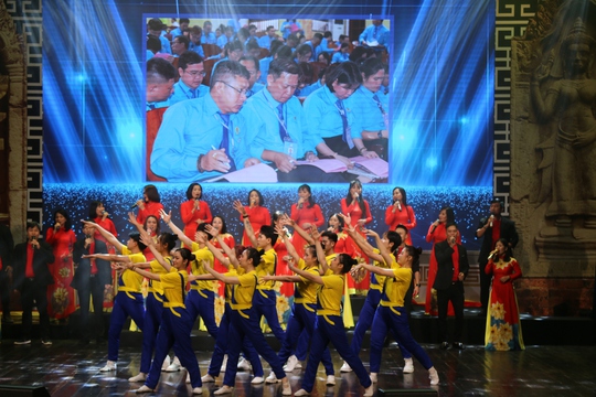 Li&ecirc;n hoan văn nghệ ch&agrave;o mừng Đại hội XIII C&ocirc;ng đo&agrave;n Việt Nam - Ảnh 3.