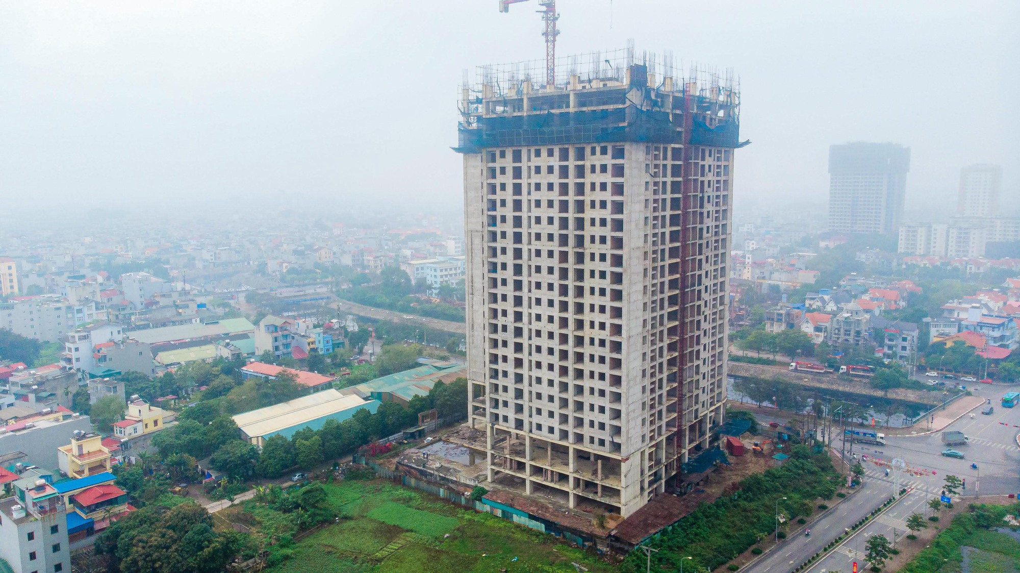 Cận cảnh khối bêtông 25 tầng bỏ hoang trên khu đất đắc địa ở Hà Nội