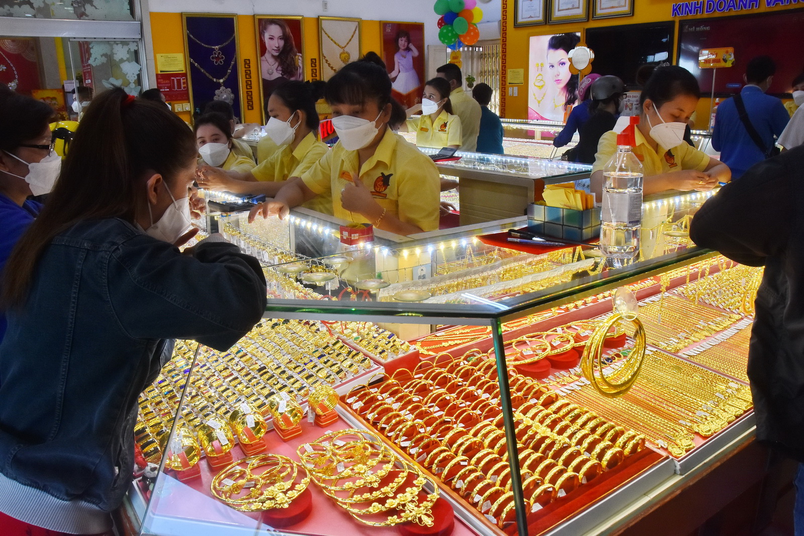 Giá vàng hôm nay 25-11: Vượt mức 2.000 USD/ounce