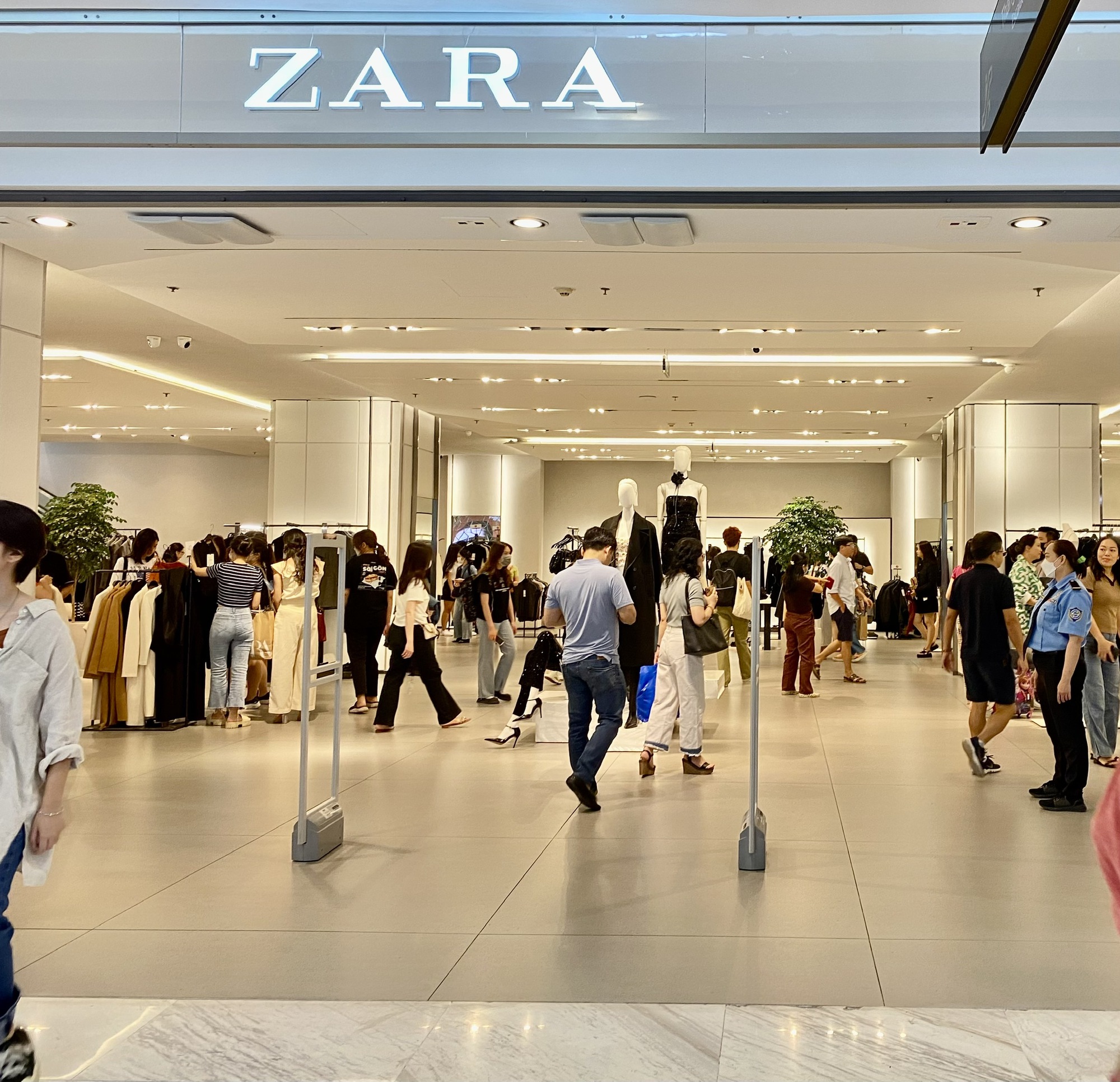 D&acirc;n văn ph&ograve;ng bỏ bữa trưa, đến trung t&acirc;m thương mại săn sale Black Friday - Ảnh 4.