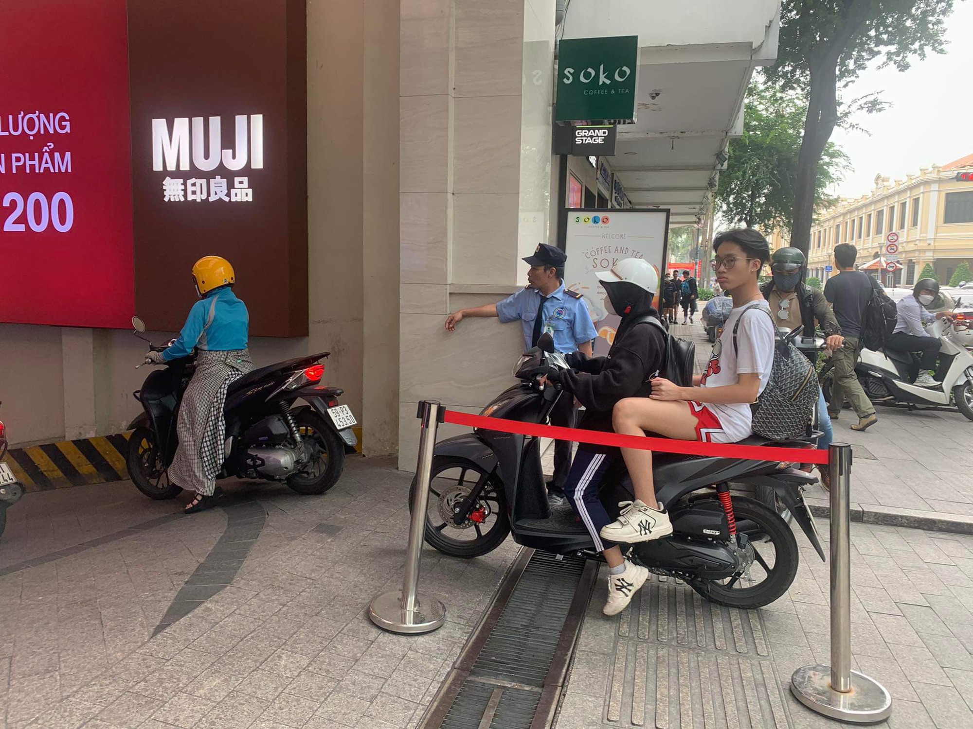 D&acirc;n văn ph&ograve;ng bỏ bữa trưa, đến trung t&acirc;m thương mại săn sale Black Friday - Ảnh 2.