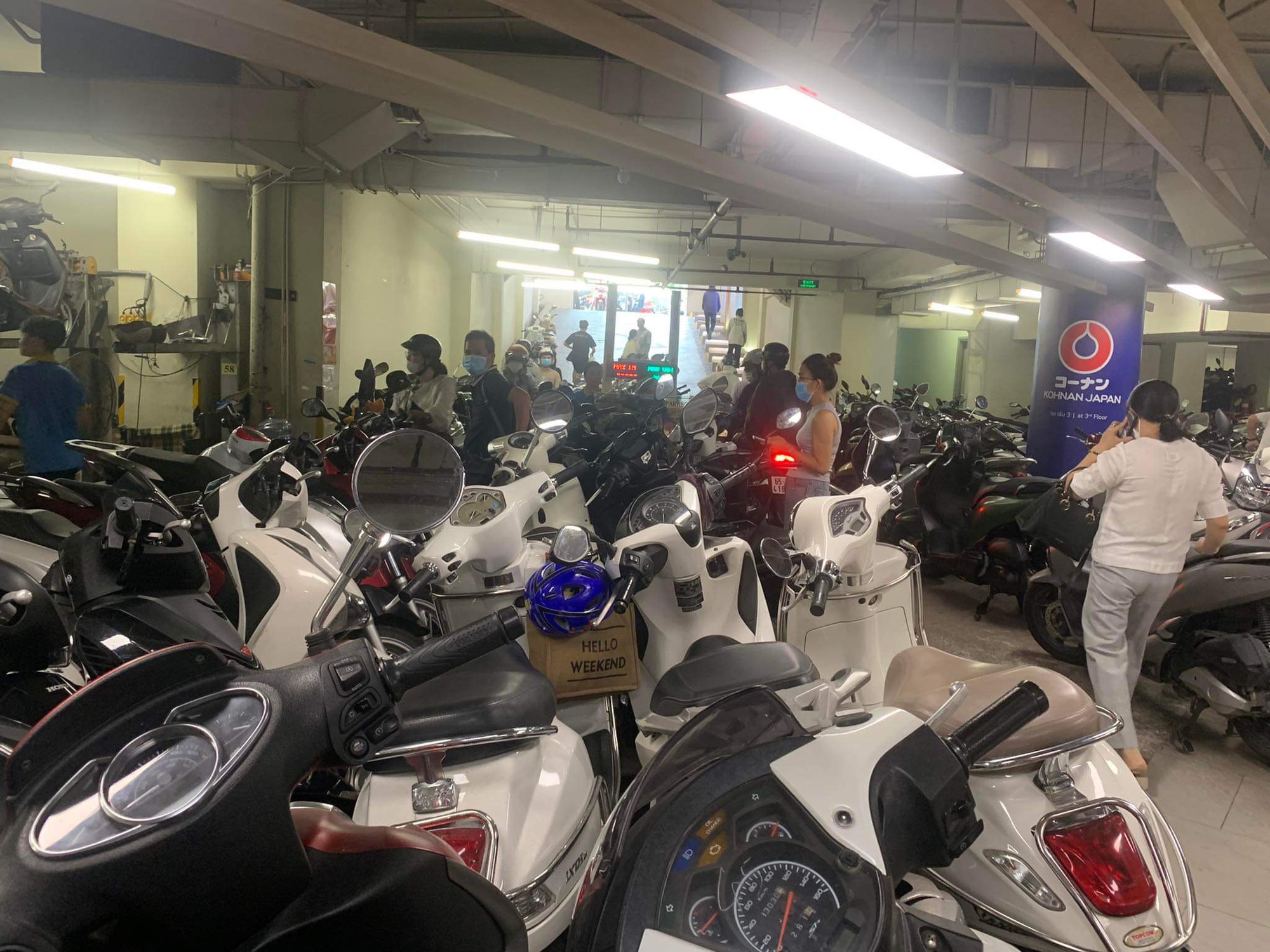 D&acirc;n văn ph&ograve;ng bỏ bữa trưa, đến trung t&acirc;m thương mại săn sale Black Friday - Ảnh 3.