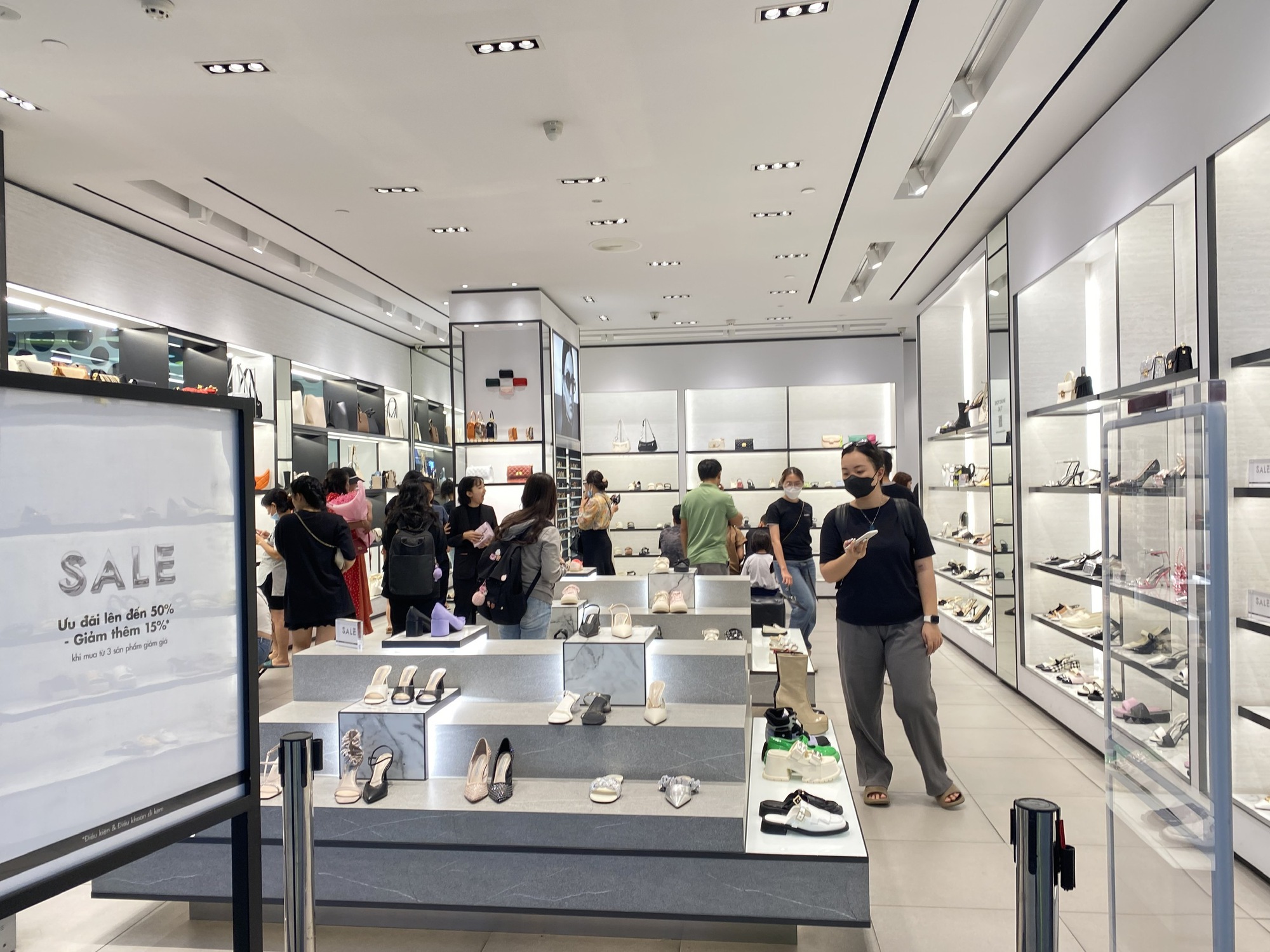 D&acirc;n văn ph&ograve;ng bỏ bữa trưa, đến trung t&acirc;m thương mại săn sale Black Friday - Ảnh 11.