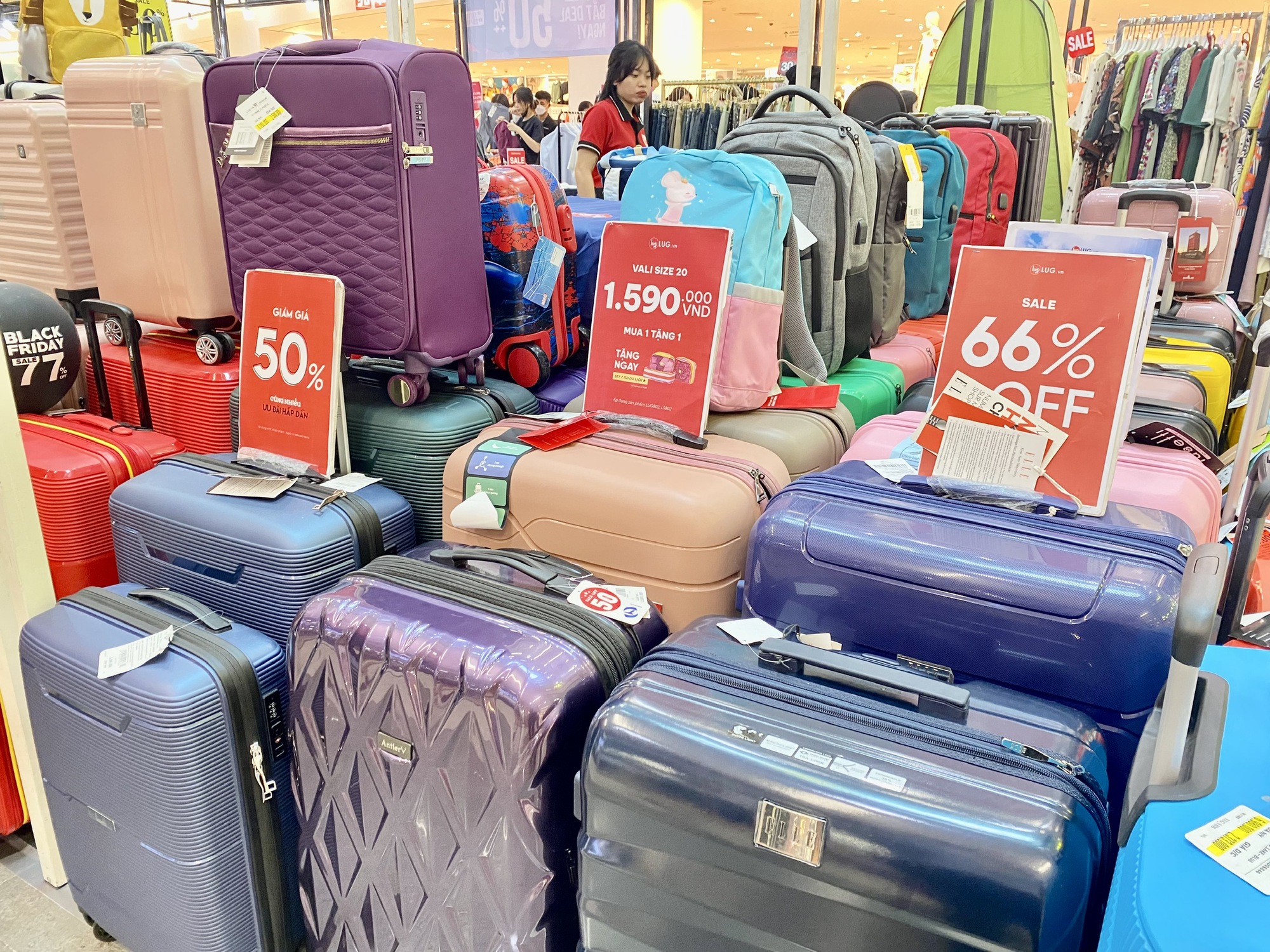 D&acirc;n văn ph&ograve;ng bỏ bữa trưa, đến trung t&acirc;m thương mại săn sale Black Friday - Ảnh 10.