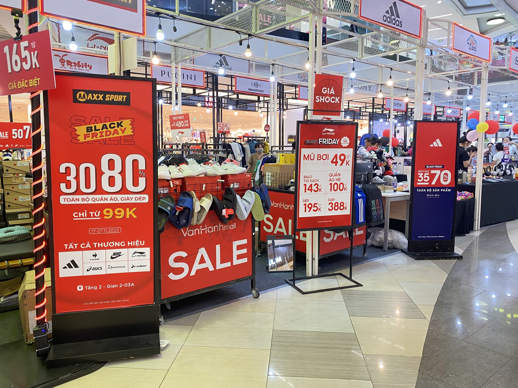 D&acirc;n văn ph&ograve;ng bỏ bữa trưa, đến trung t&acirc;m thương mại săn sale Black Friday - Ảnh 9.