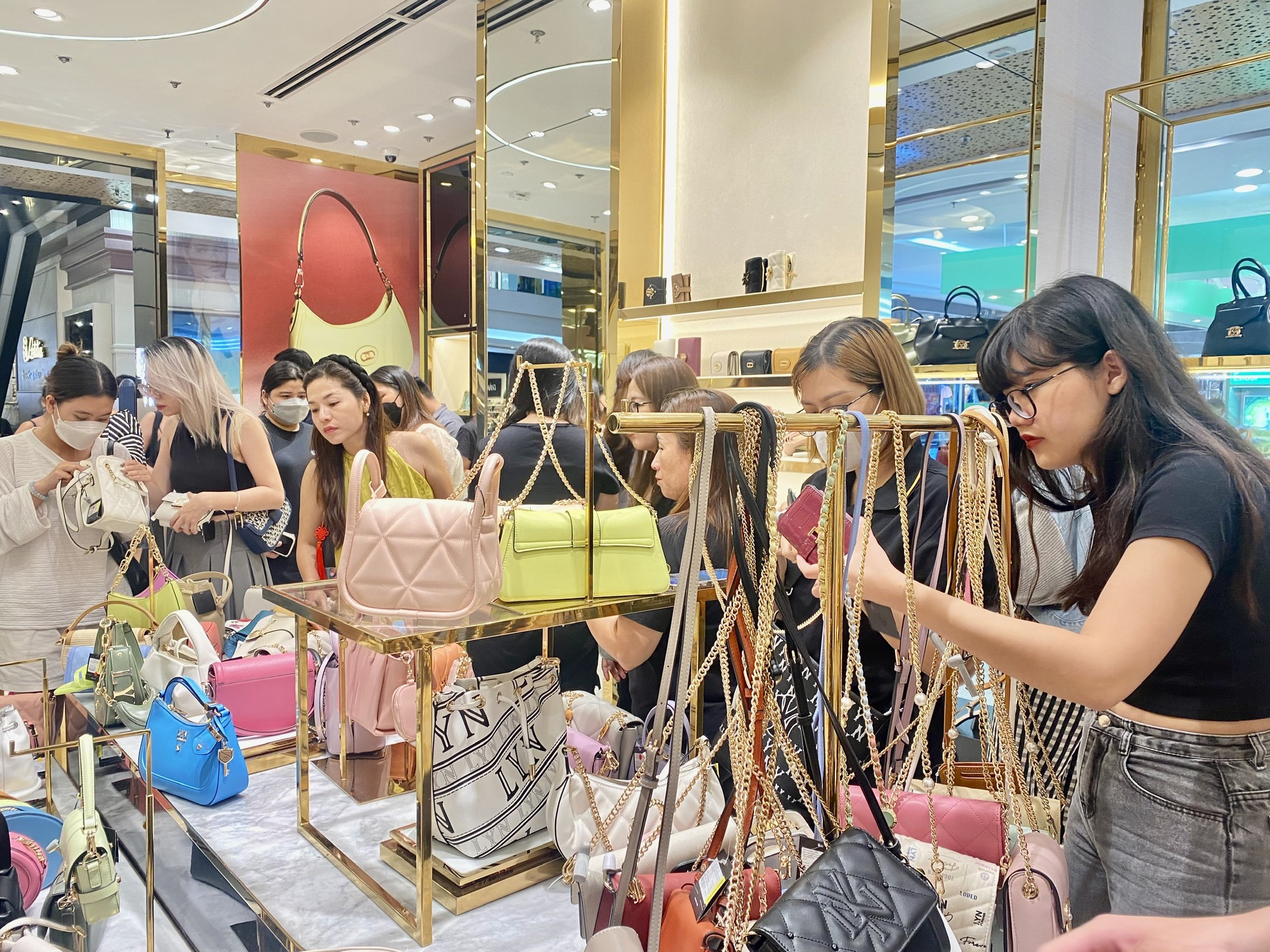 Chen chúc săn hàng sale trong dịp Black Friday - Ảnh 1.