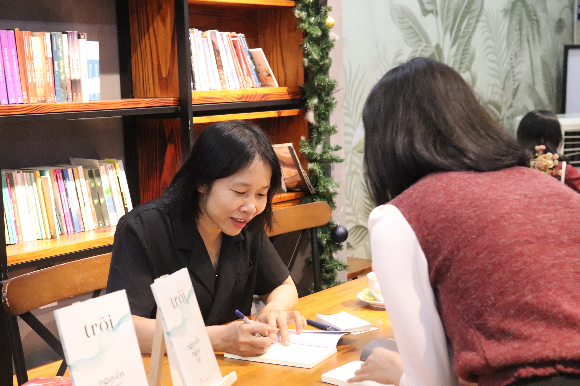 Độc giả xếp hàng dài chờ xin chữ ký nhà văn Nguyễn Ngọc Tư