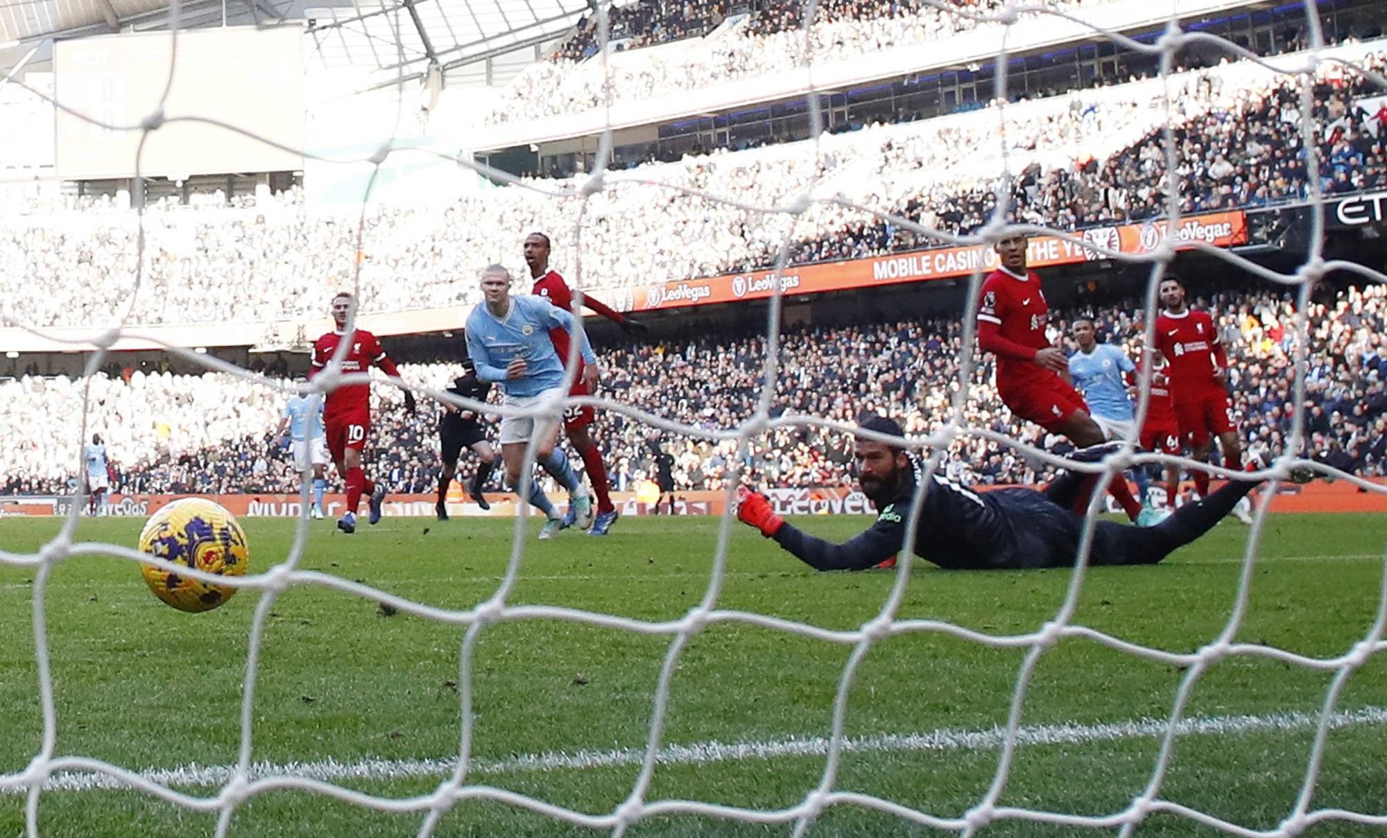 Haaland lập kỷ lục nhưng Man City kh&ocirc;ng thắng nổi Liverpool - Ảnh 1.