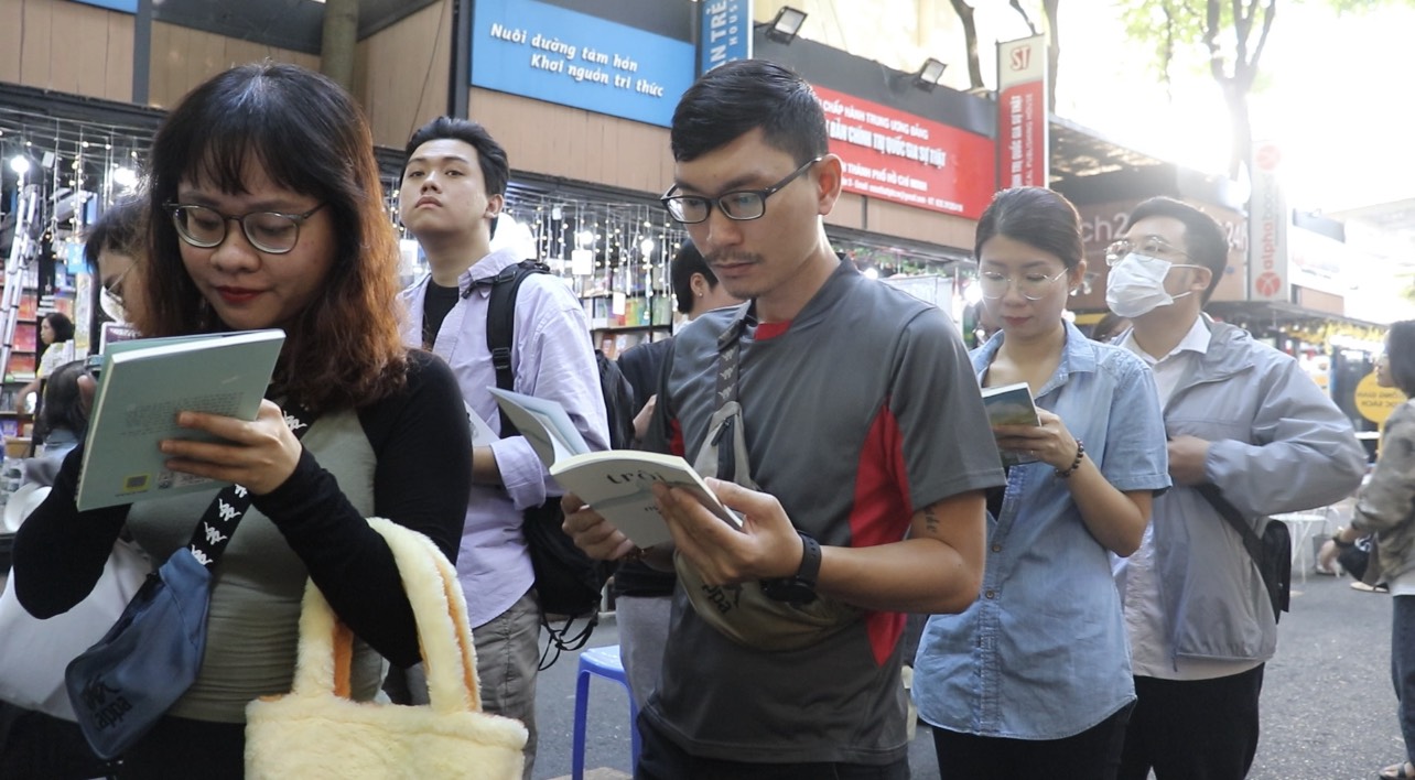 Độc giả xếp h&agrave;ng d&agrave;i chờ xin chữ k&yacute; nh&agrave; văn Nguyễn Ngọc Tư  - Ảnh 2.