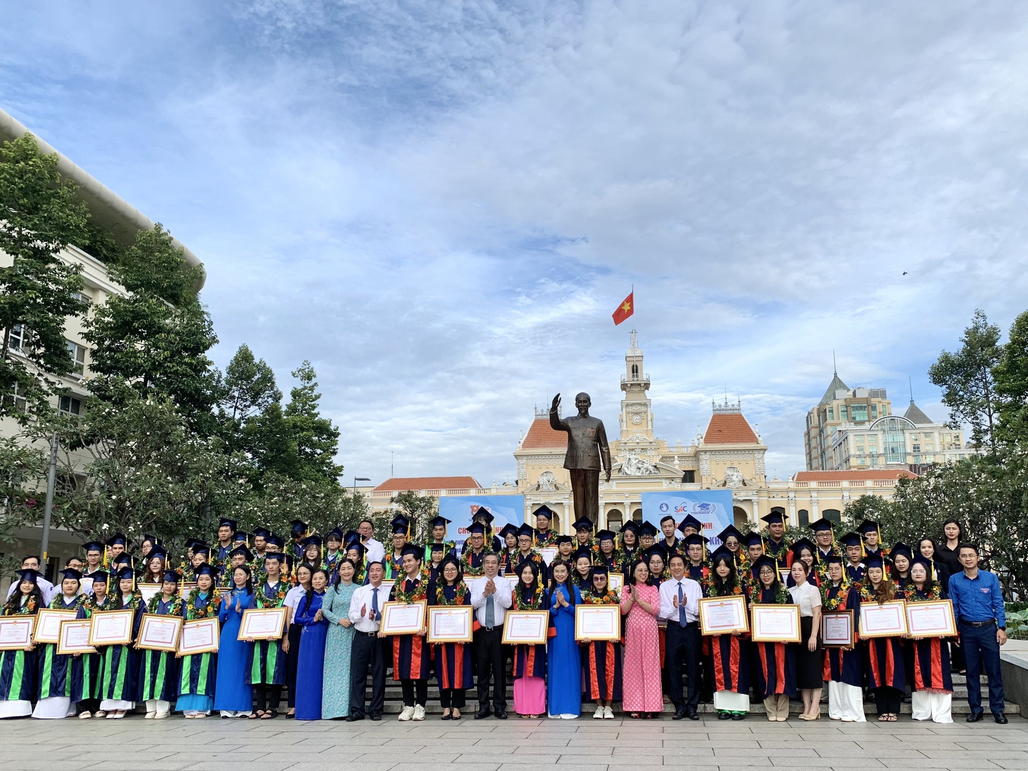 Thành Đoàn TP HCM vinh danh "Học sinh 3 tốt rèn luyện" và thủ khoa 2023