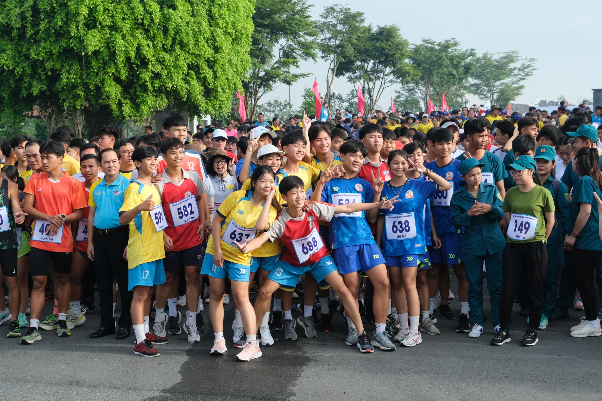 Hơn 2.000 người tham gia giải chạy “Hành trình tìm về địa danh lịch sử anh hùng - Ảnh 1.