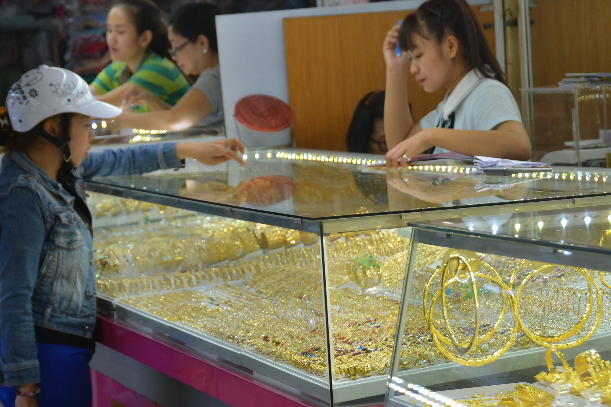 Sáng 25-11: Giá vàng SJC, vàng nhẫn đồng loạt tăng sốc