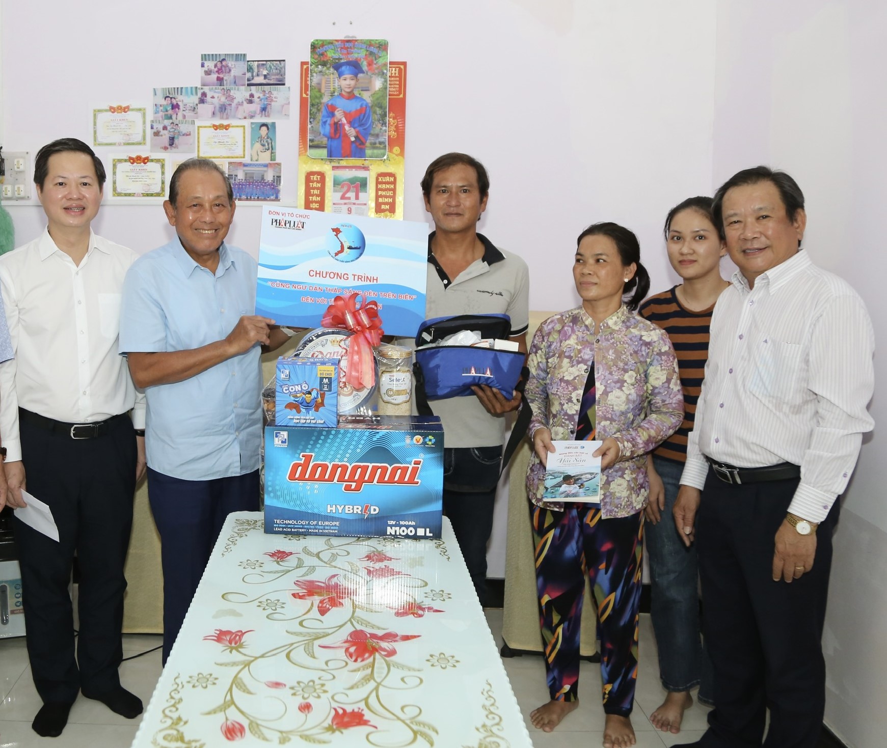 “Cùng ngư dân thắp sáng đèn trên biển” đến với ngư dân Bình Thuận - Ảnh 1.