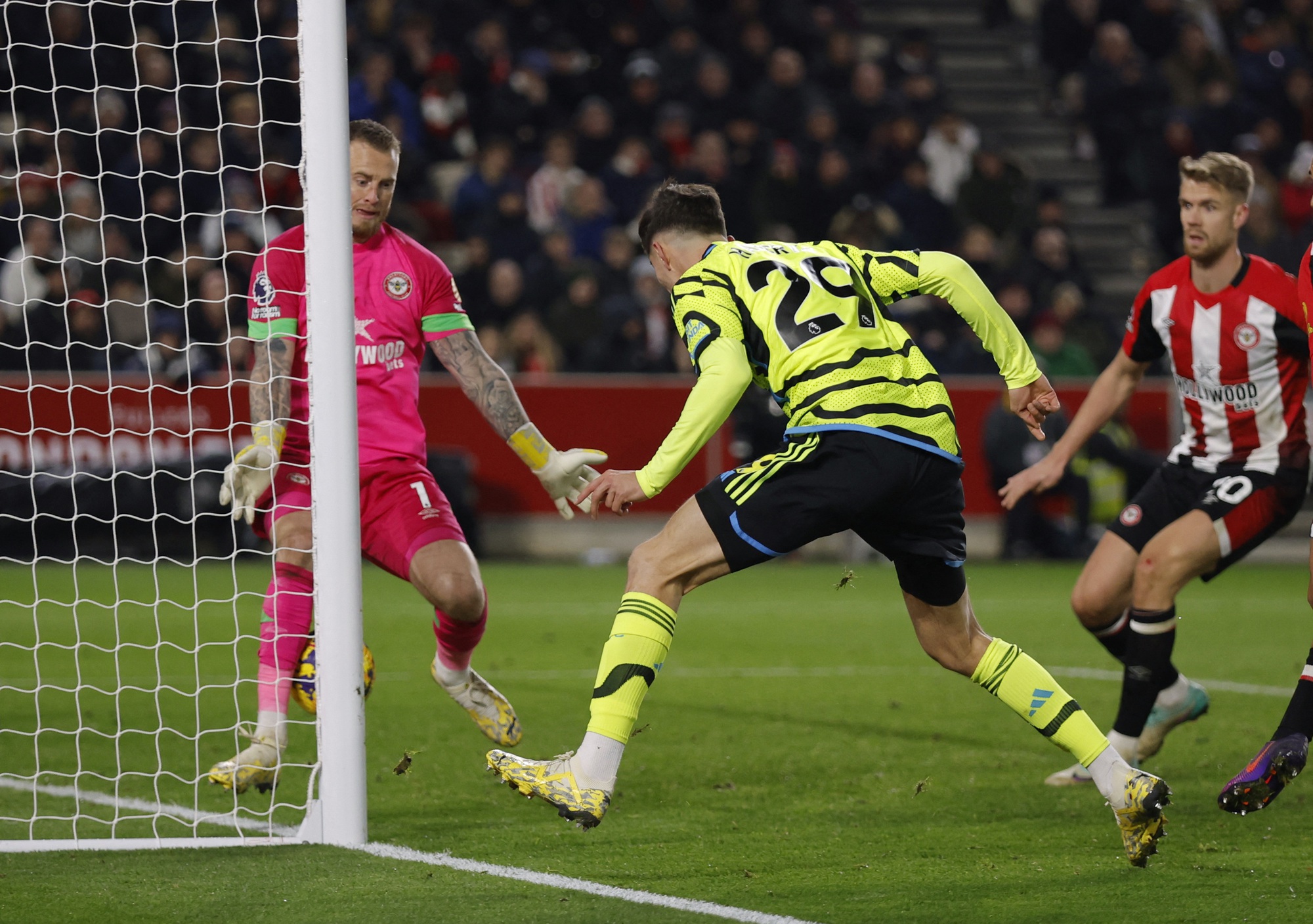 Havertz đưa Arsenal l&ecirc;n đỉnh bảng, Chelsea thua thảm m&agrave; c&ograve;n thiệt qu&acirc;n - Ảnh 1.