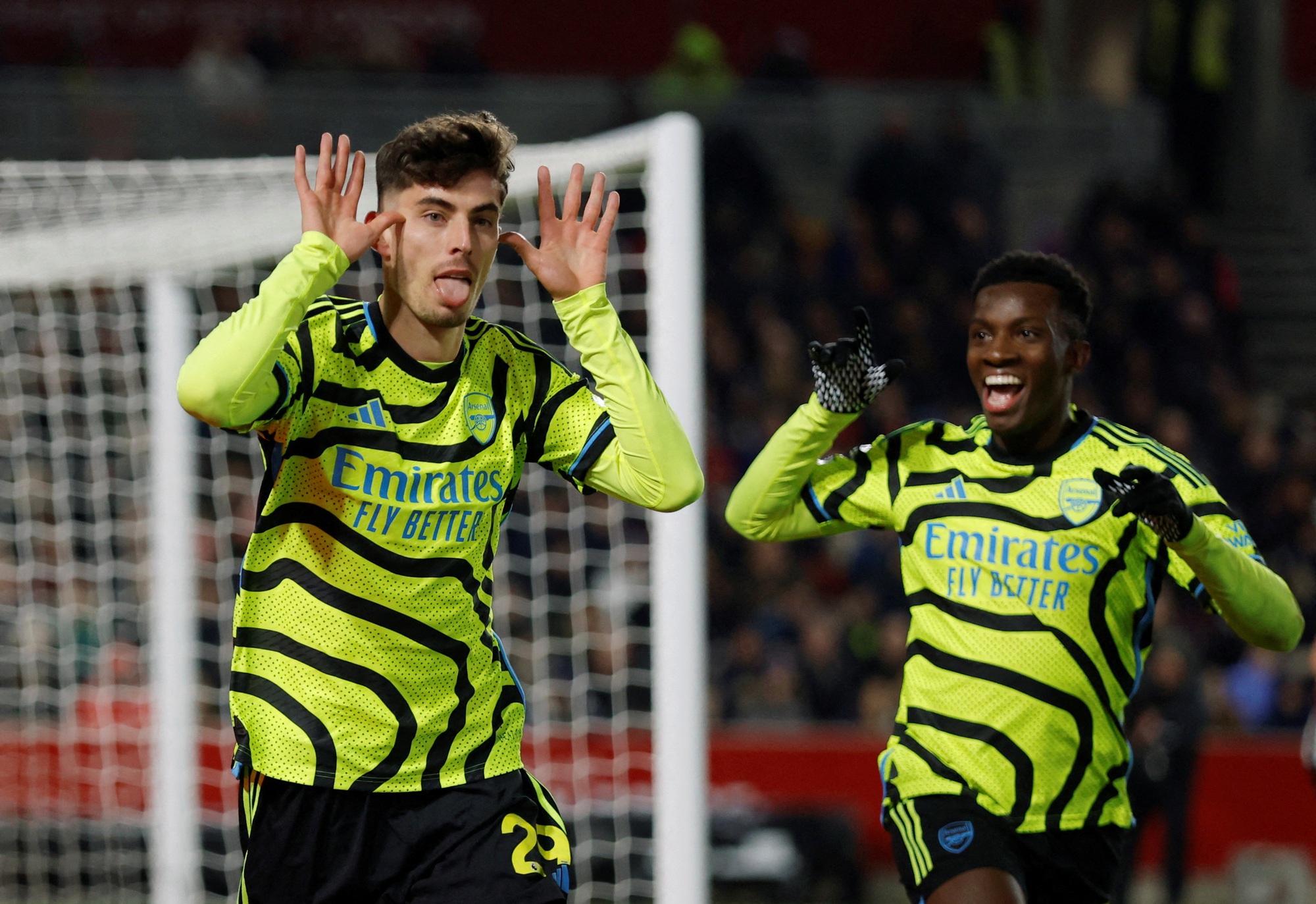 Havertz đưa Arsenal lên đỉnh bảng, Chelsea thua thảm mà còn thiệt quân