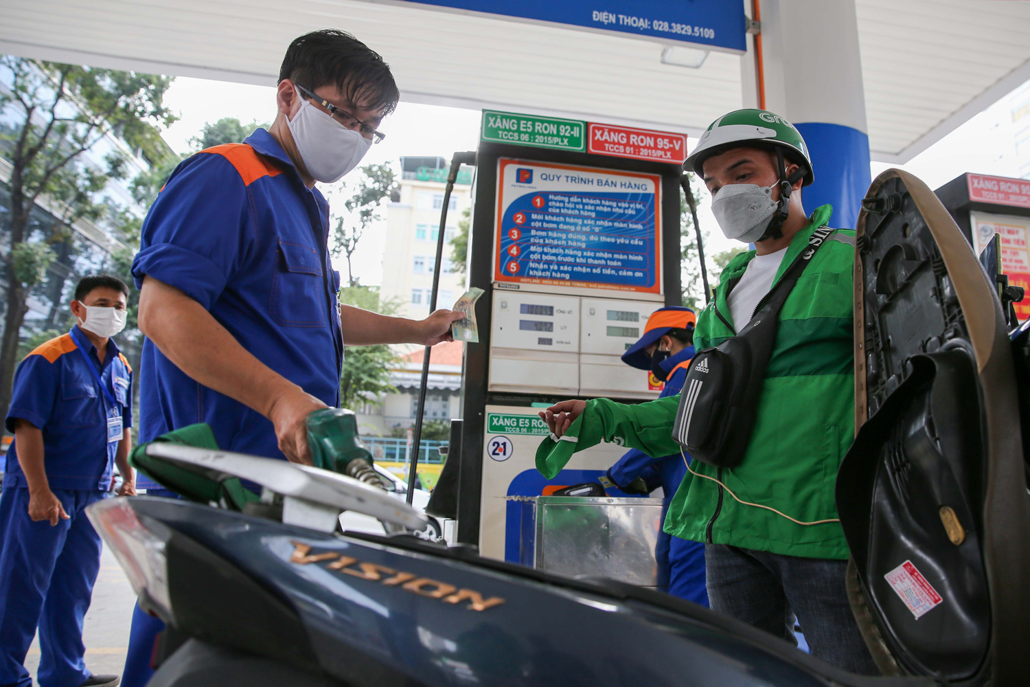 5-box-Người-d&acirc;n-đổ-xăng-tại-c&acirc;y-xăng-Petrolimex-tr&ecirc;n-đường-Hai-B&agrave;-Trưng,-quận-1---ảnh-Ho&agrave;ng-Triều_1