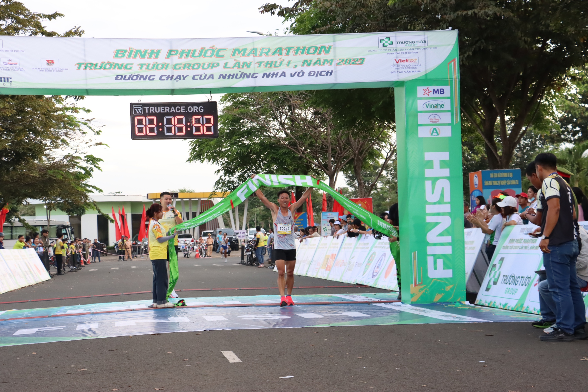 Ho&agrave;ng Nguy&ecirc;n Thanh v&ocirc; địch Giải marathon B&igrave;nh Phước 2023 - Ảnh 5.