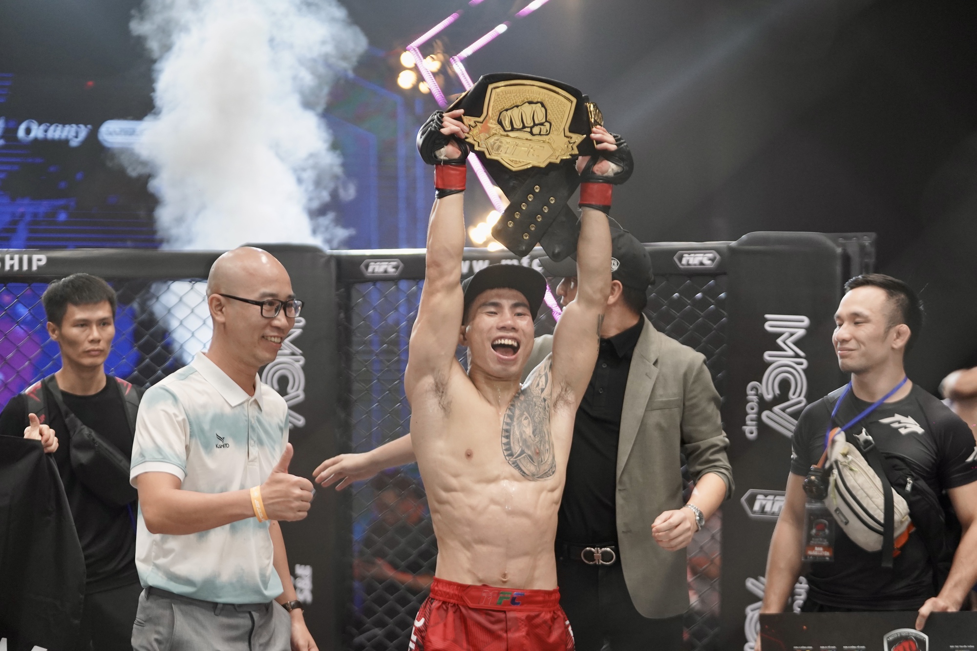 Nam “Chou" chiến thắng nhà vô địch Nga giành đai MFC