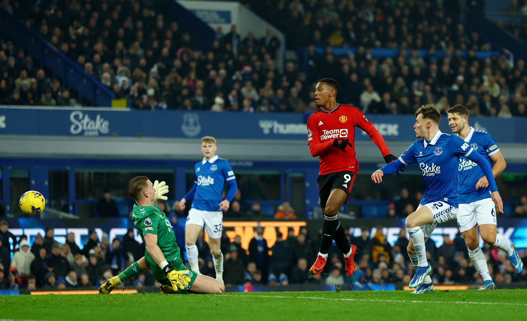 Sao trẻ Garnacho lập si&ecirc;u phẩm, Man United bay bổng Top 6 Ngoại hạng - Ảnh 6.