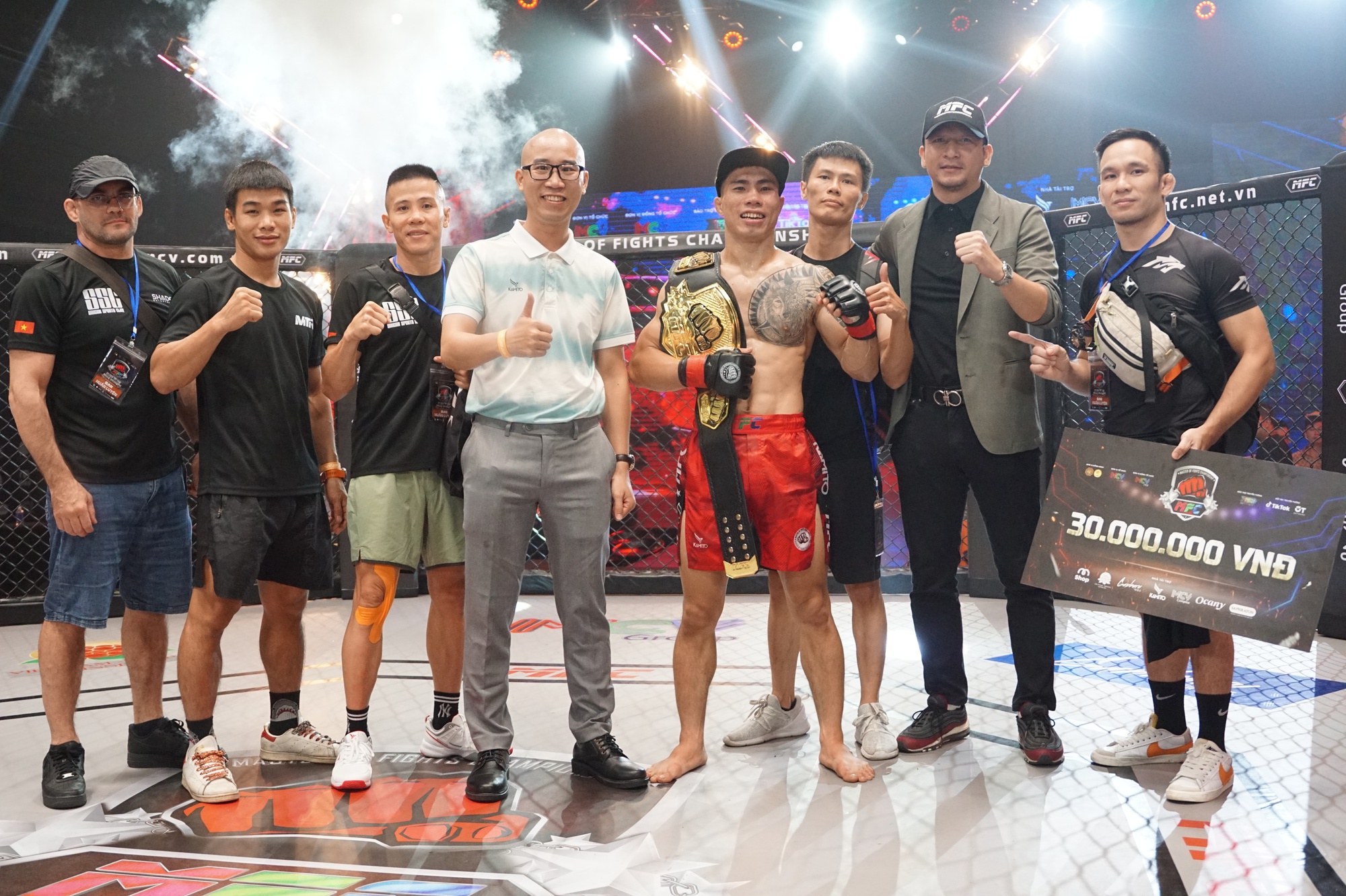 Nam &ldquo;Chou chiến thắng nh&agrave; v&ocirc; địch Nga gi&agrave;nh đai MFC - Ảnh 4.