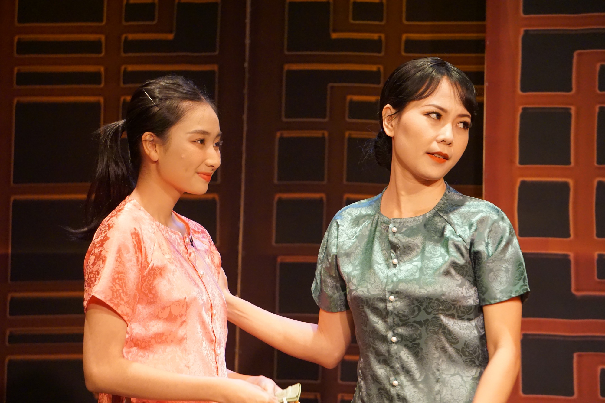 Vở Thủy quỷ của NSƯT Vũ Xu&acirc;n Trang, g&acirc;y &aacute;c l&atilde;nh nghiệp - Ảnh 4.