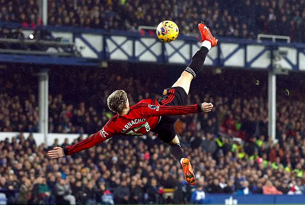 Sao trẻ Garnacho lập siêu phẩm, Man United áp sát Top 4