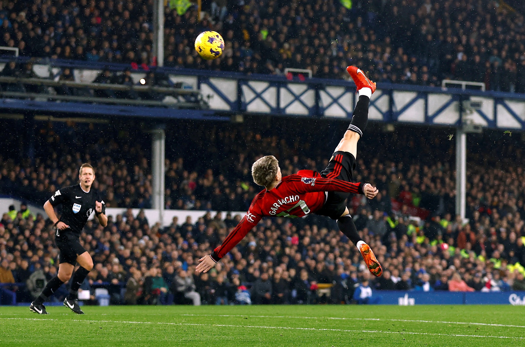Sao trẻ Garnacho lập si&ecirc;u phẩm, Man United bay bổng Top 6 Ngoại hạng - Ảnh 3.