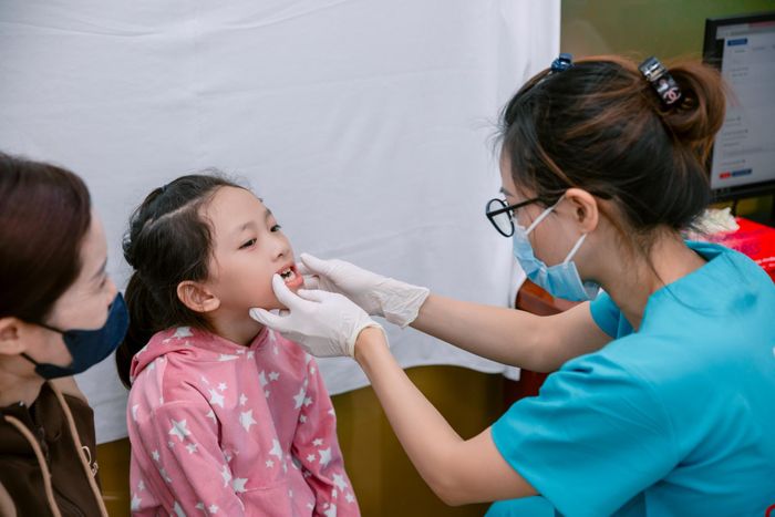 Trẻ dị tật khe hở môi, vòm miệng được chỉnh nha miễn phí