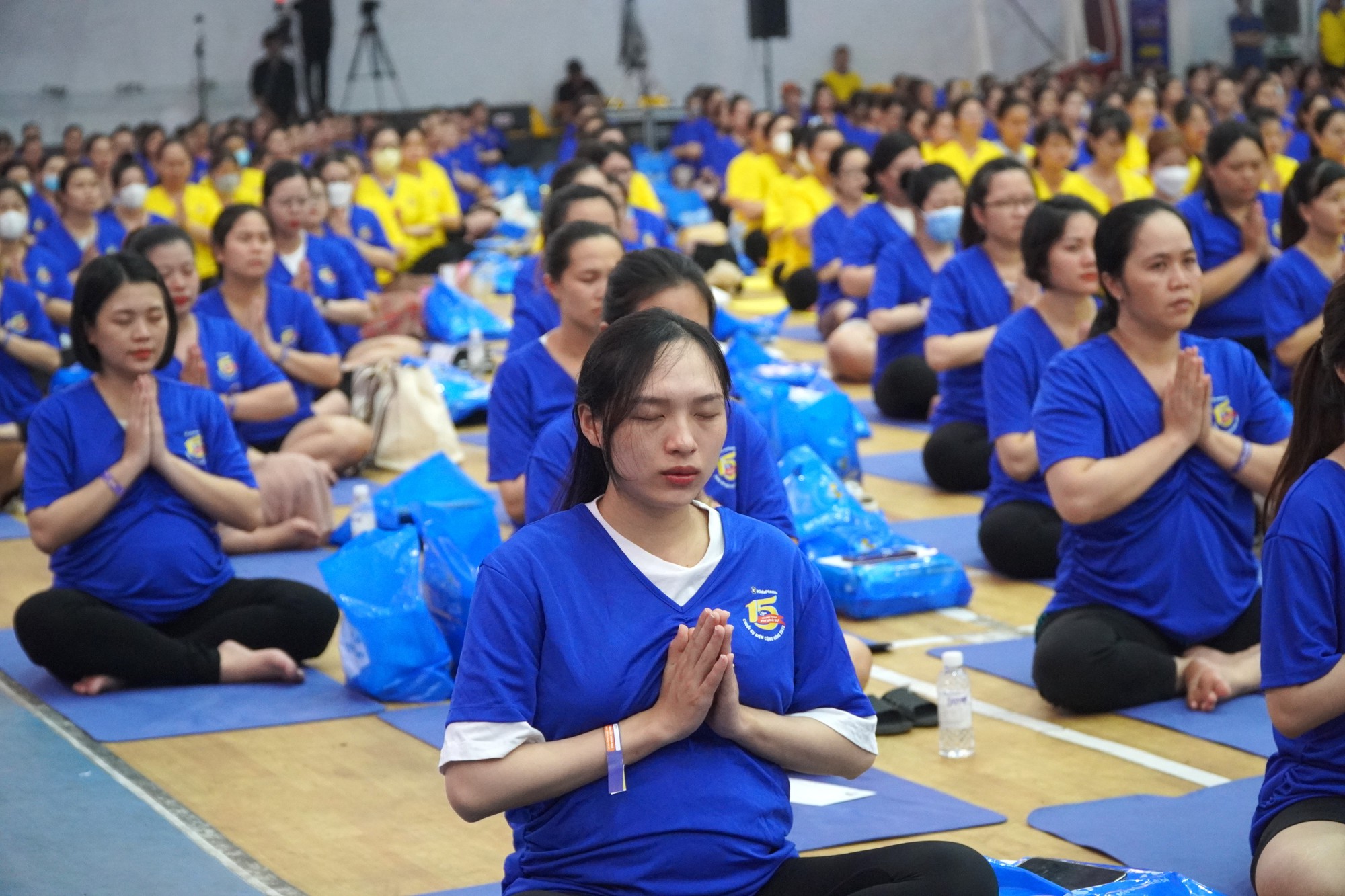 VIDEO: 650 mẹ bầu đồng diễn yoga tại TP HCM