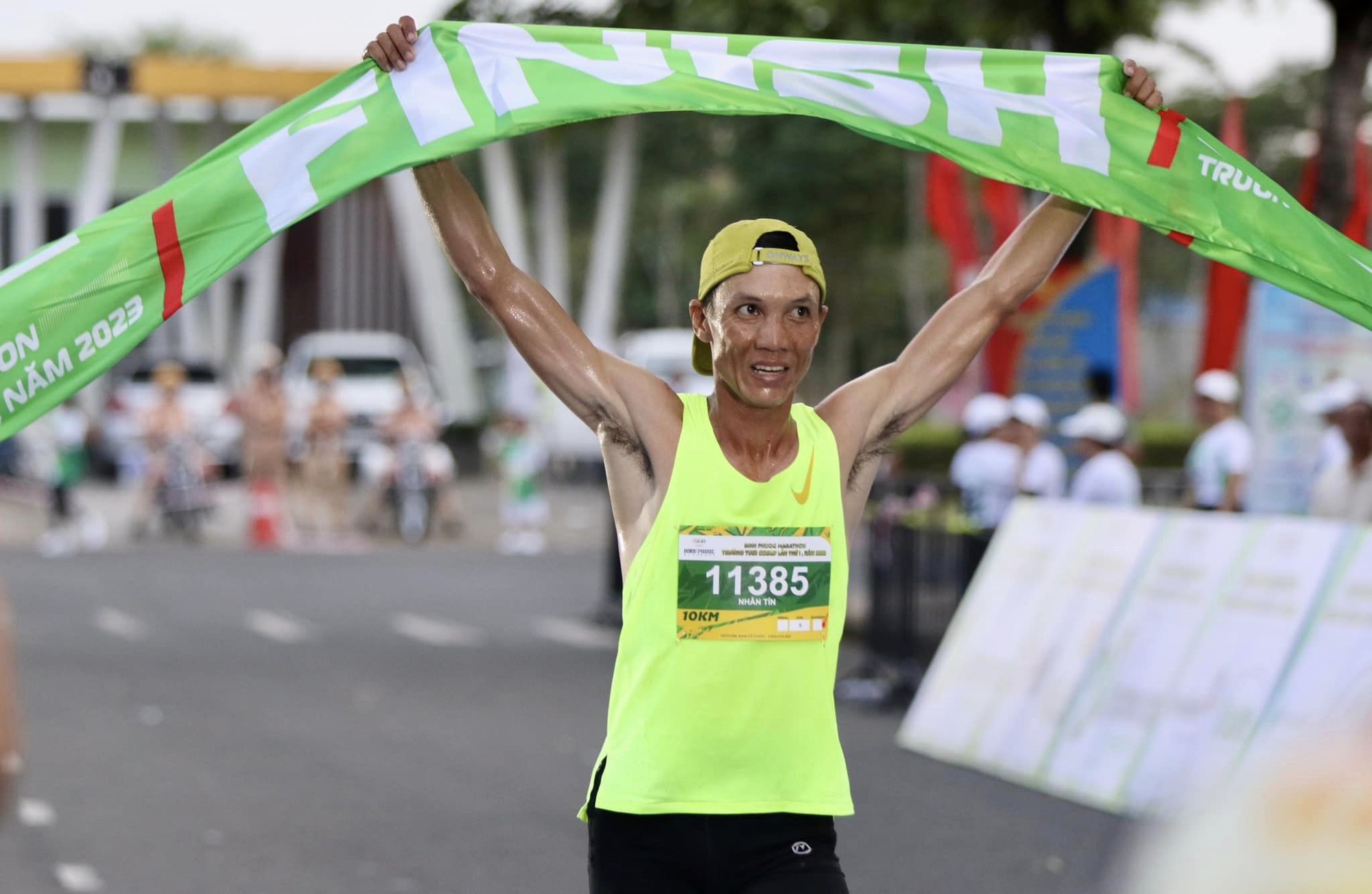 Ho&agrave;ng Nguy&ecirc;n Thanh v&ocirc; địch Giải marathon B&igrave;nh Phước 2023 - Ảnh 3.