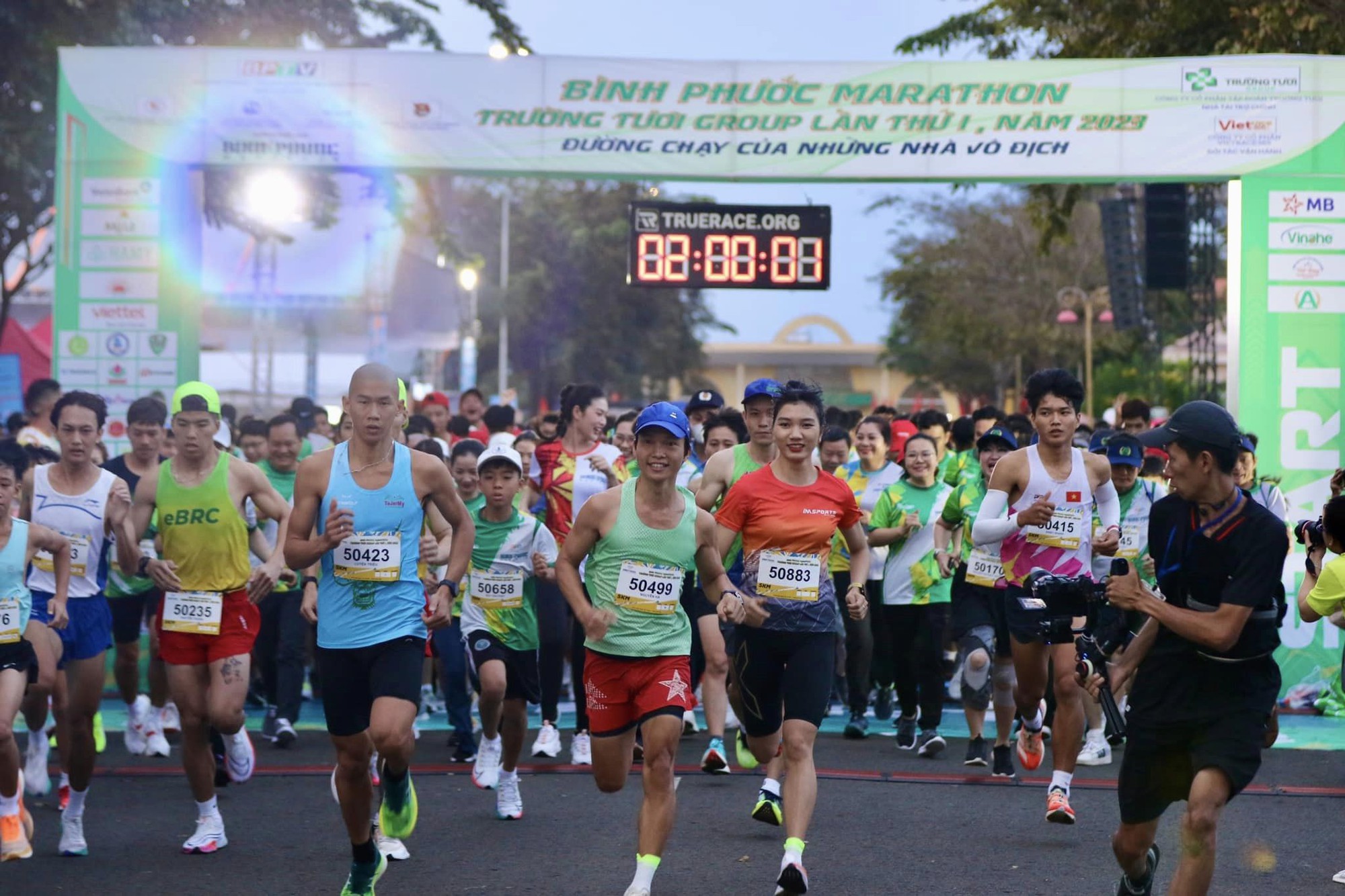Ho&agrave;ng Nguy&ecirc;n Thanh v&ocirc; địch Giải marathon B&igrave;nh Phước 2023 - Ảnh 1.