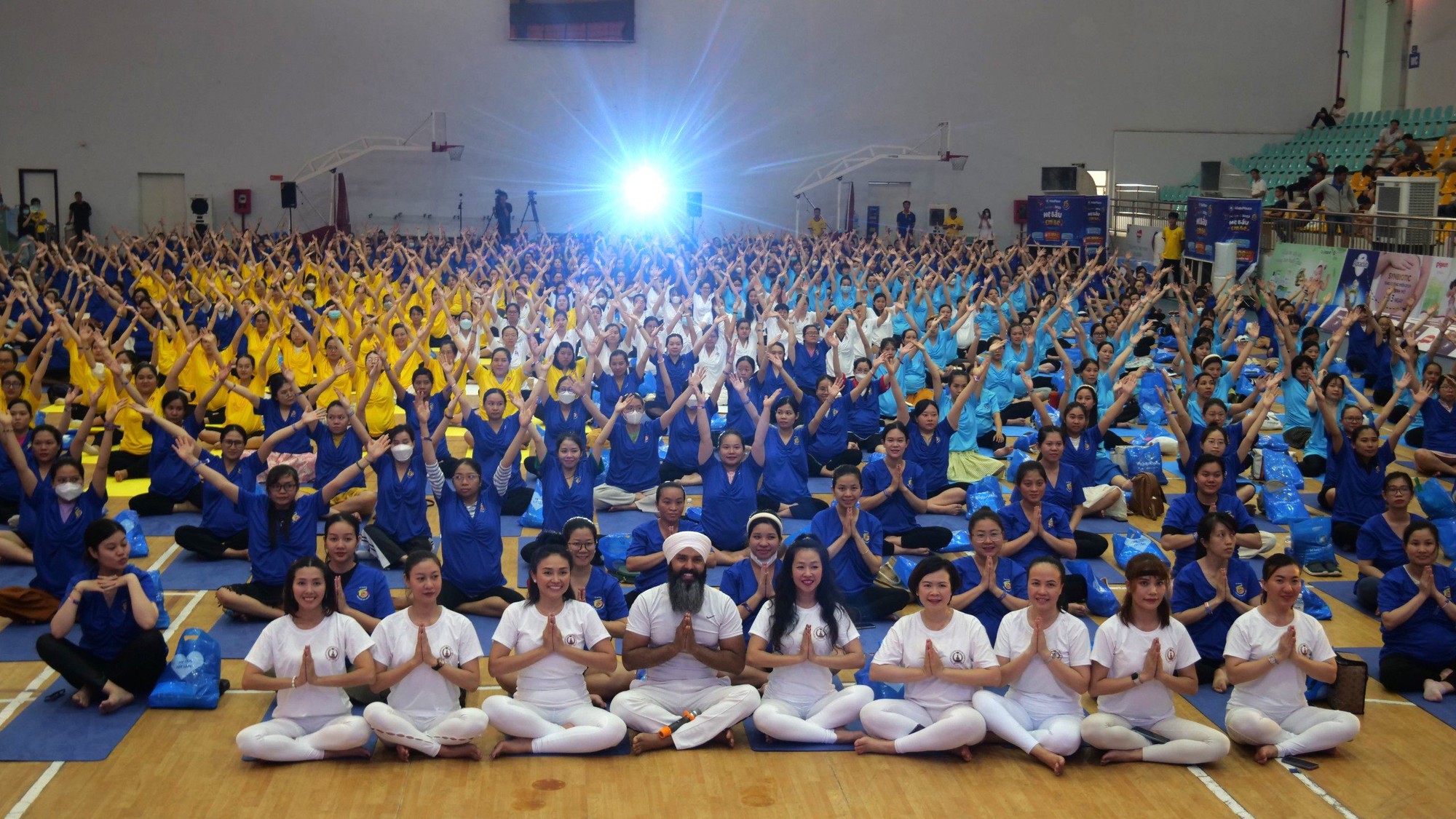 VIDEO: 650 mẹ bầu đồng diễn yoga tại TP HCM - Ảnh 1.