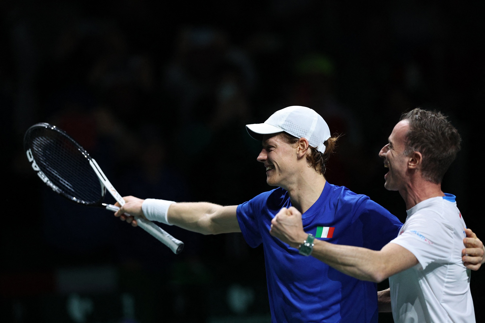 Jannik Sinner đưa tuyển &Yacute; v&ocirc; địch Davis Cup sau gần 50 năm - Ảnh 2.