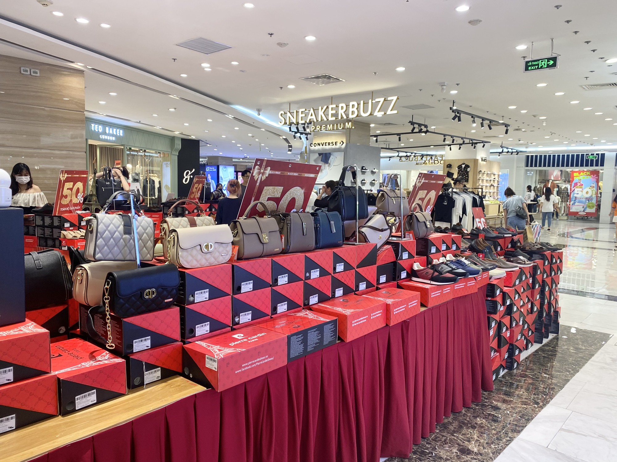 M&ugrave;a Black Friday thất vọng của giới kinh doanh v&agrave; người ti&ecirc;u d&ugrave;ng - Ảnh 1.