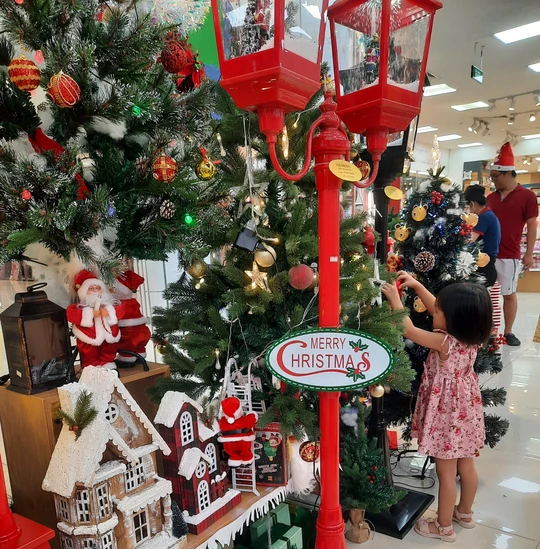 Chủ tiệm b&aacute;n đồ trang tr&iacute; Noel kh&ocirc;ng c&ograve;n lo ế như m&ugrave;a Halloween - Ảnh 7.