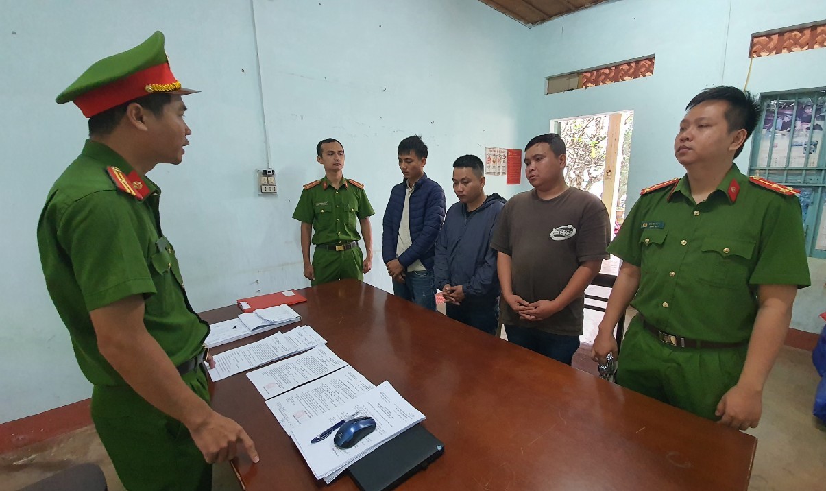 Cháu kéo nhóm côn đồ đến "xử" cậu ruột