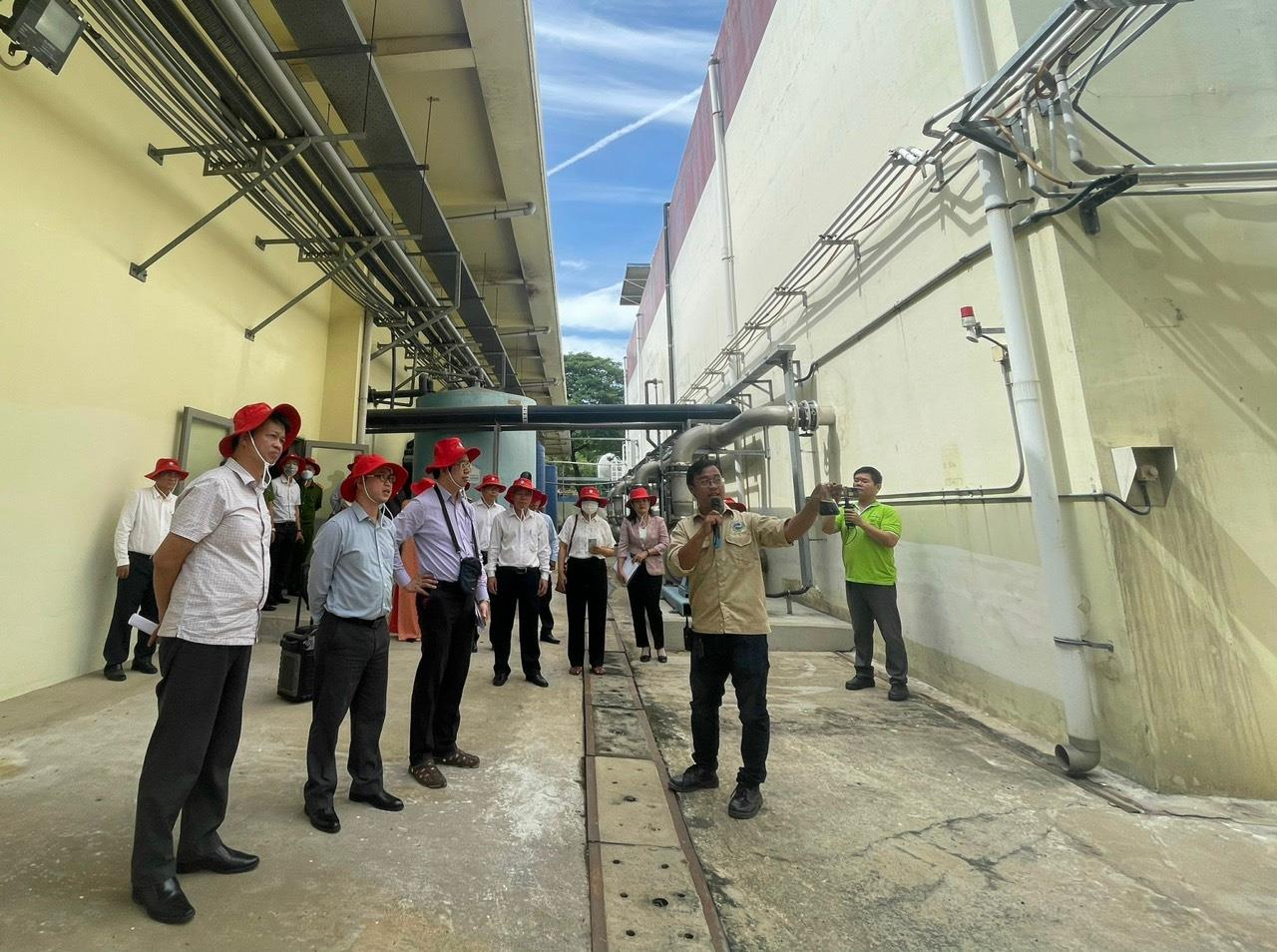 Đoàn khảo sát Trung ương về nông thôn mới tìm hiểu qui trình xử lý rác thải tại VWS - Ảnh 1.