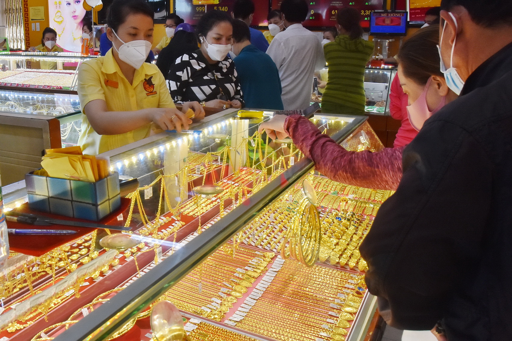 Chuy&ecirc;n gia v&agrave; giới kinh doanh l&ecirc;n tiếng khi v&agrave;ng SJC vượt xa 72 triệu đồng/lượng - Ảnh 1.
