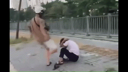 Thiếu niên 15 tuổi đánh người vì bạn gái bị trêu - Ảnh 1.
