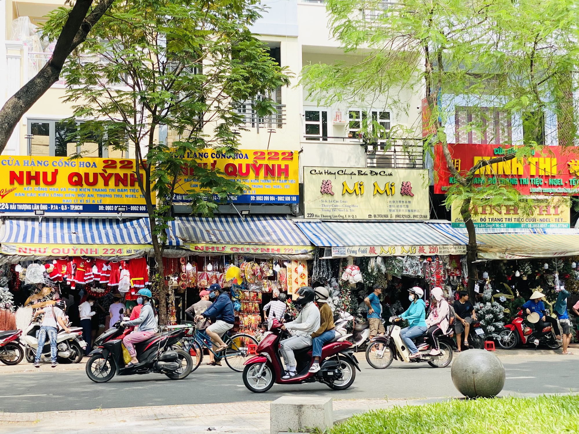 Chủ tiệm bán đồ trang trí Noel không còn lo ế như mùa Halloween