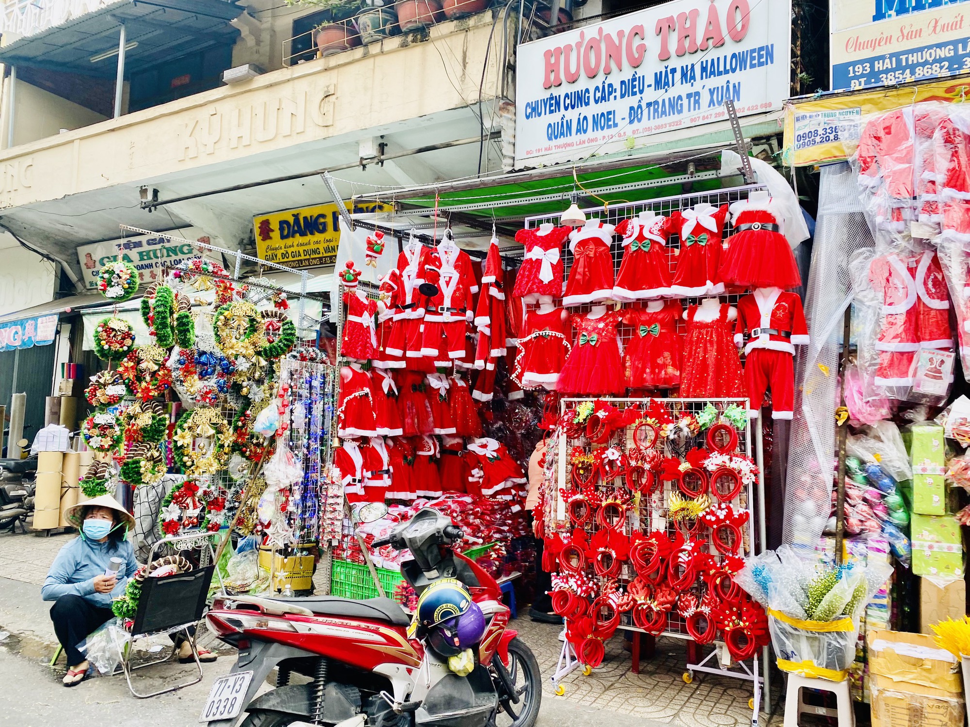 Chủ tiệm b&aacute;n đồ trang tr&iacute; Noel kh&ocirc;ng c&ograve;n lo ế như m&ugrave;a Halloween - Ảnh 1.