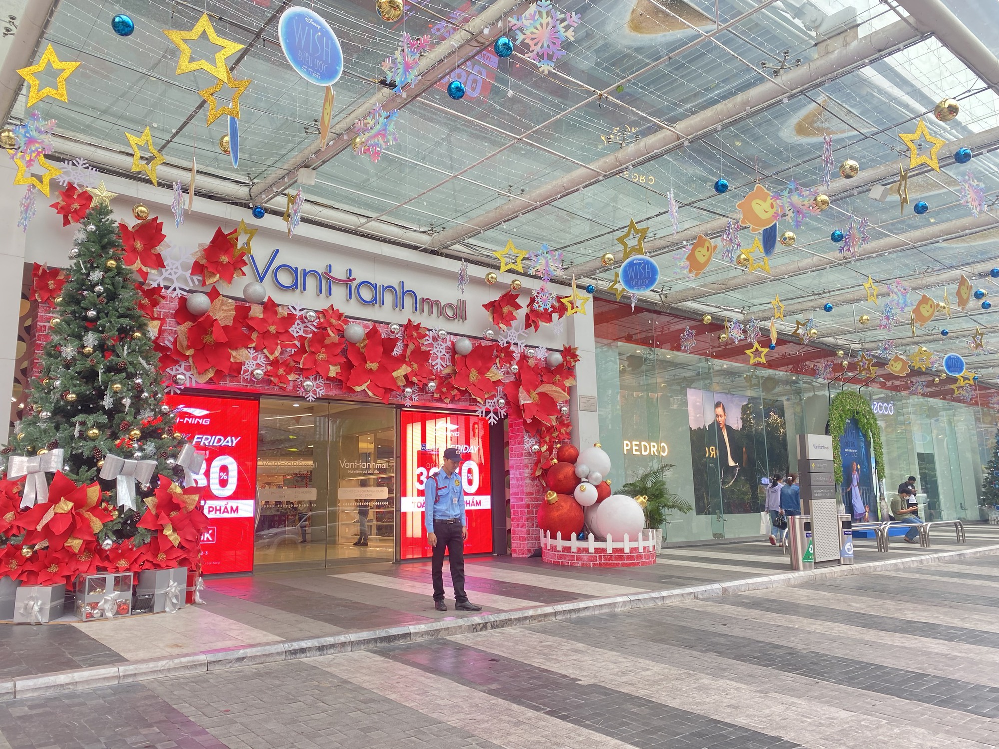 Chủ tiệm b&aacute;n đồ trang tr&iacute; Noel kh&ocirc;ng c&ograve;n lo ế như m&ugrave;a Halloween - Ảnh 5.