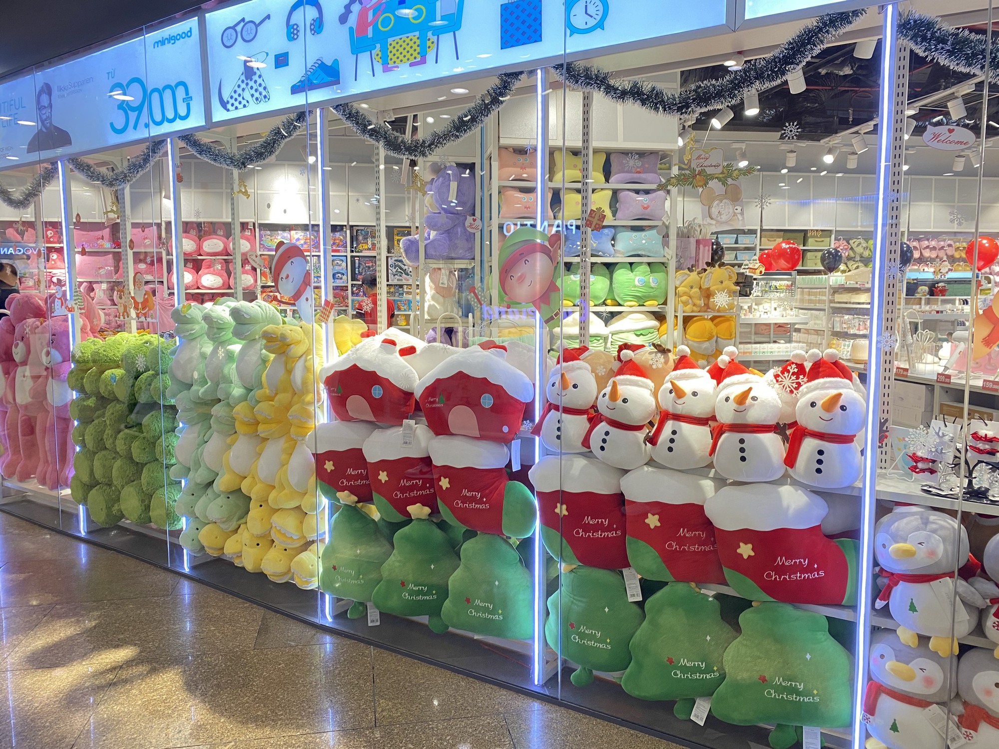 Chủ tiệm b&aacute;n đồ trang tr&iacute; Noel kh&ocirc;ng c&ograve;n lo ế như m&ugrave;a Halloween - Ảnh 4.