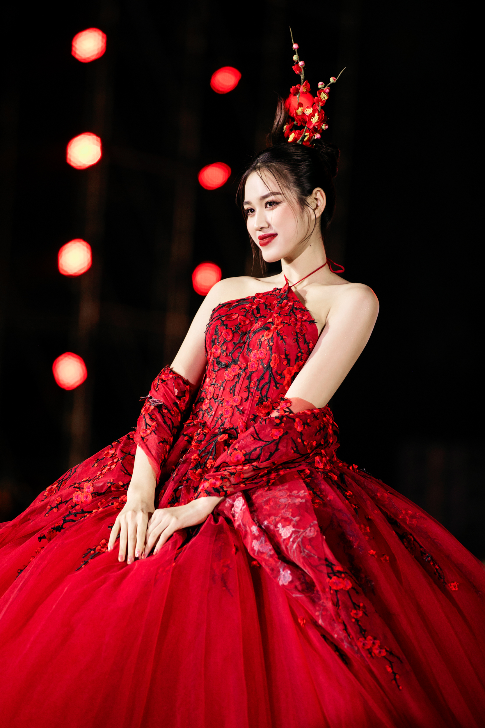 Hoa hậu Đỗ Thị H&agrave; h&oacute;a đ&agrave;o nương quyến rũ - Ảnh 3.