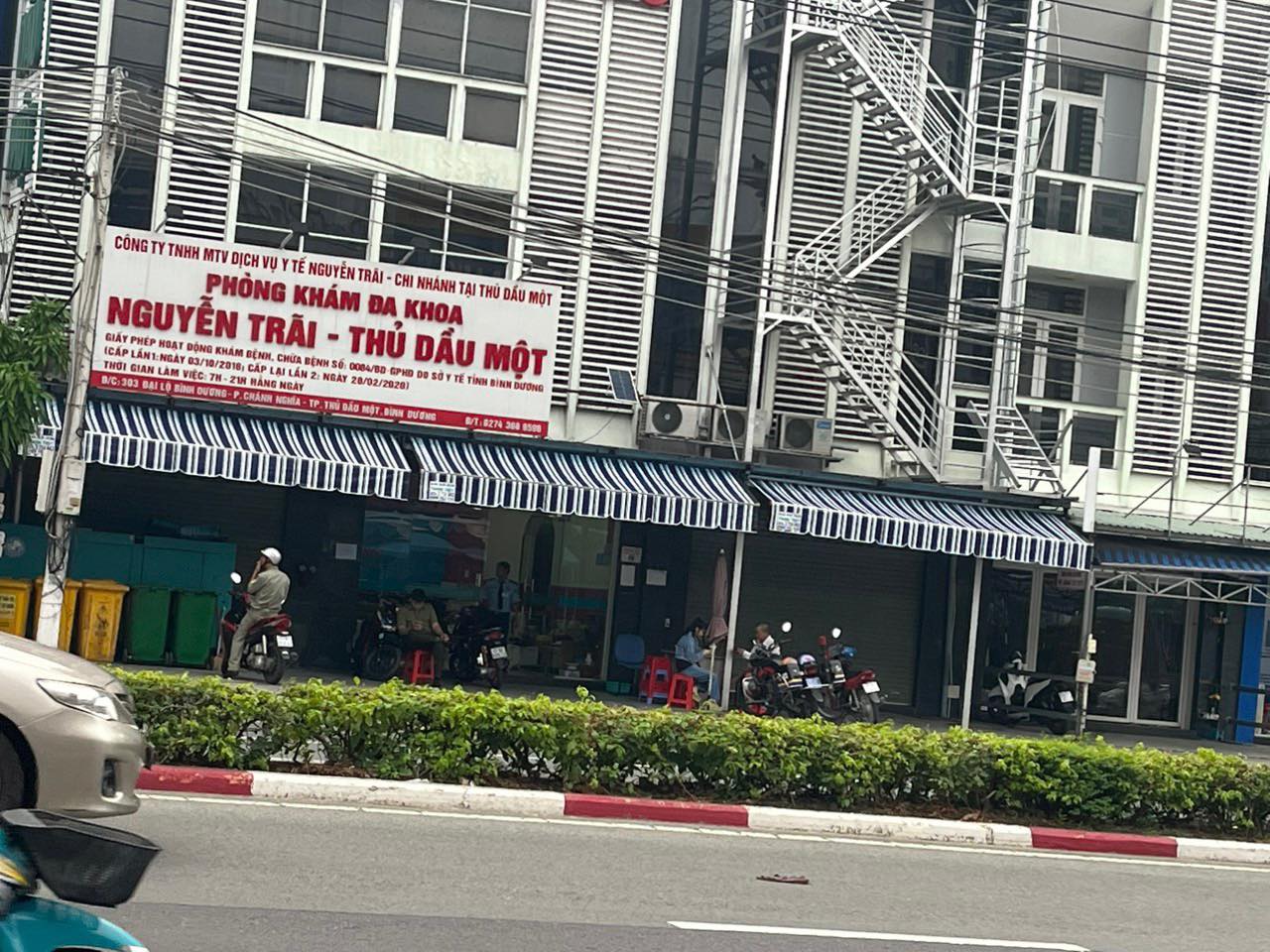 B&igrave;nh Dương: C&ocirc;ng an đang c&oacute; mặt tại ph&ograve;ng kh&aacute;m đa khoa Nguyễn Tr&atilde;i - Thủ Dầu Một - Ảnh 1.