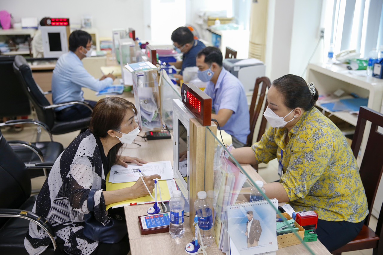 Chủ tịch TP HCM: Nghiêm cấm yêu cầu người dân cung cấp giấy tờ đã số hóa