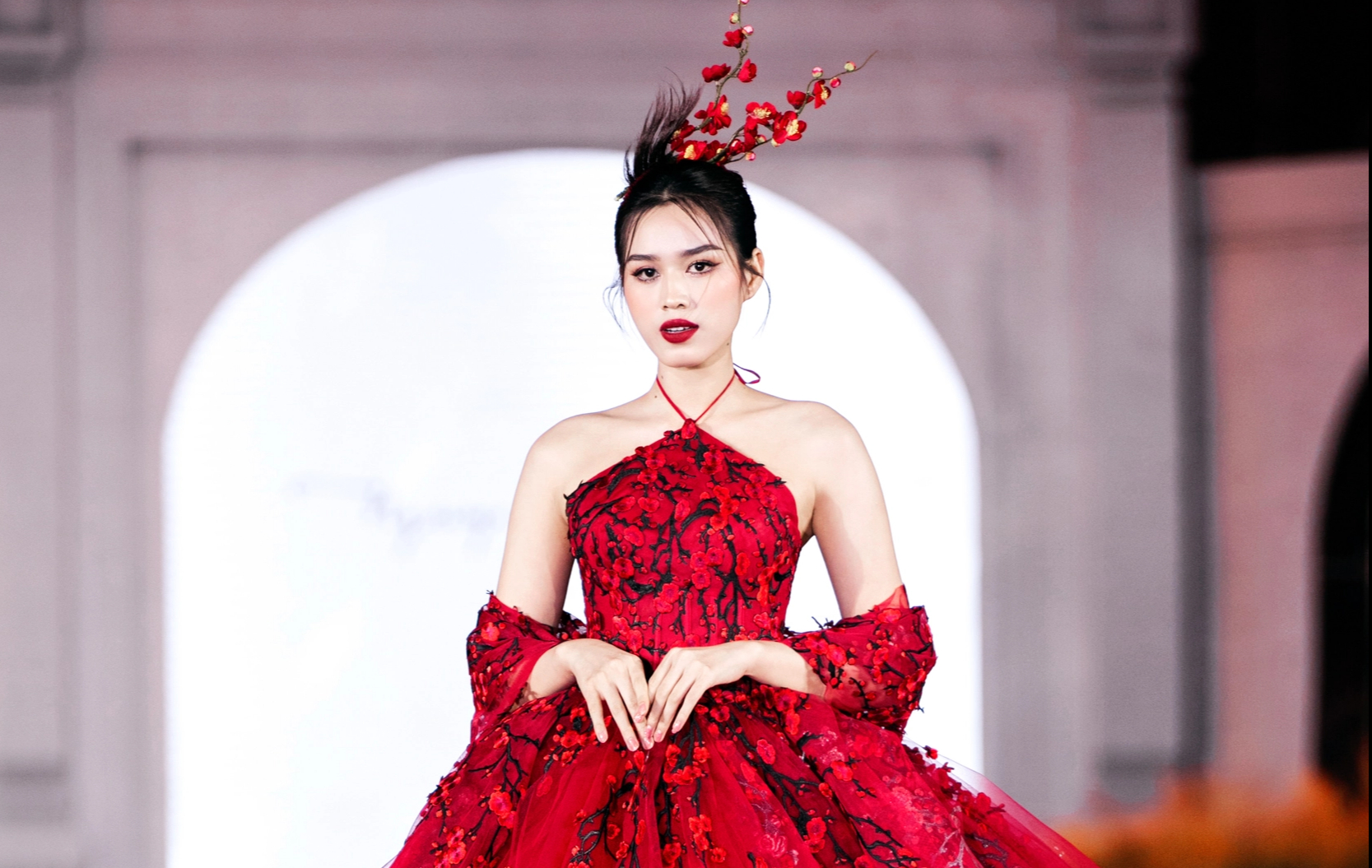 Hoa hậu Đỗ Thị Hà hóa đào nương quyến rũ