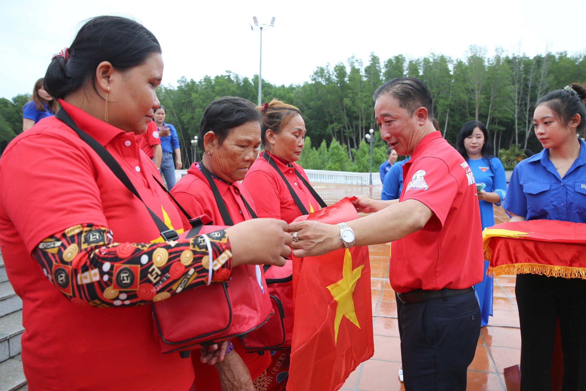 Th&ecirc;m tuyến Đường cờ Tổ quốc v&agrave; nhiều hoạt động nh&acirc;n văn tại C&agrave; Mau - Ảnh 4.