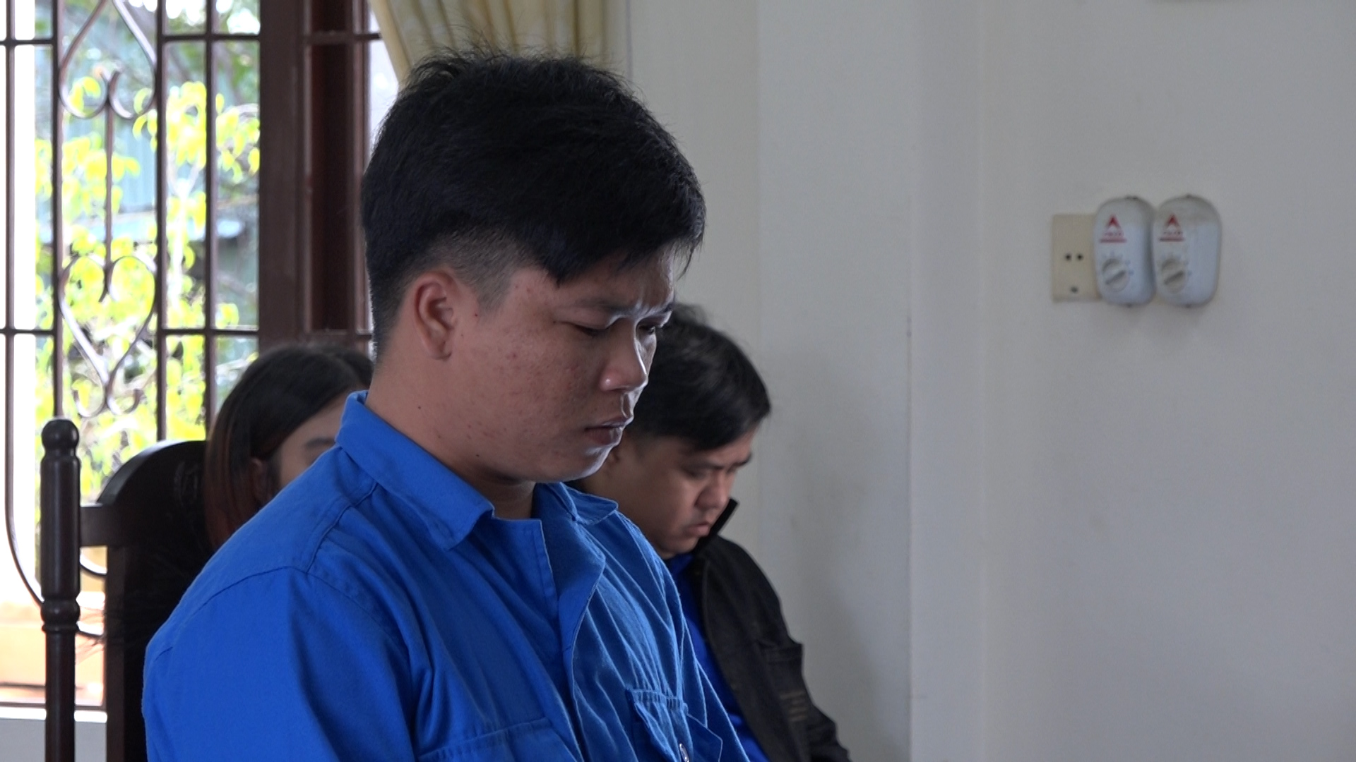 Chém đứt ngón tay hàng xóm, lãnh 3 năm tù