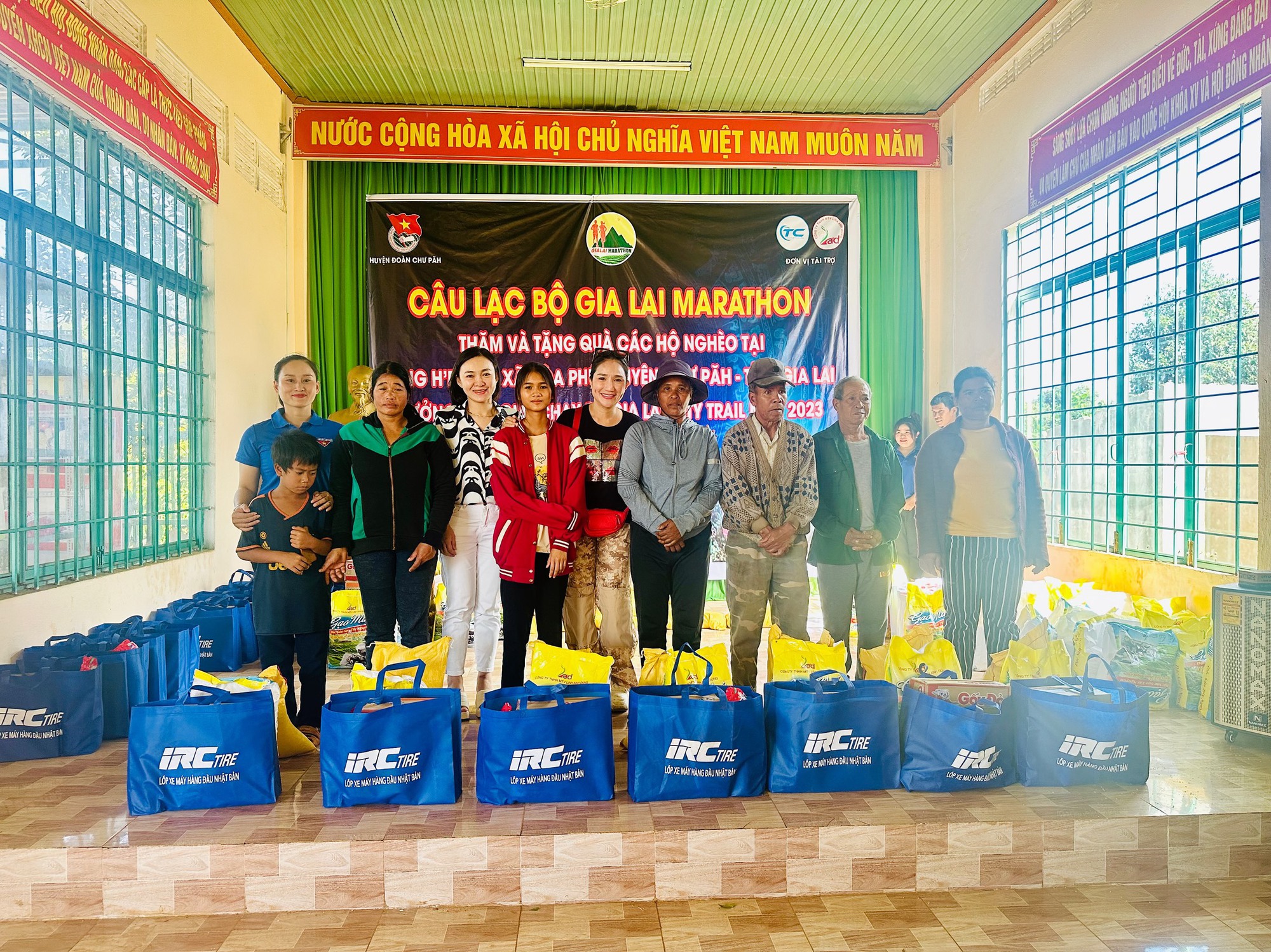 C&aacute;t Tường, Trung Dũng, Tiết Cương thăm b&agrave; con ngh&egrave;o Gia Lai, Huế - Ảnh 5.